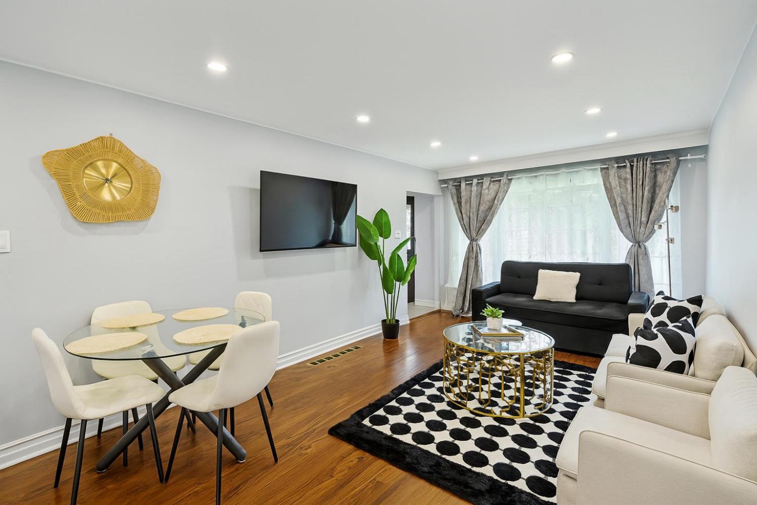 Newly Renovated 3BR North York Bungalow with Backyard Patio & Volleyball Set! Close to Rogers Stadium, TTC Subway Access, Perfect for Family Travel, Group 