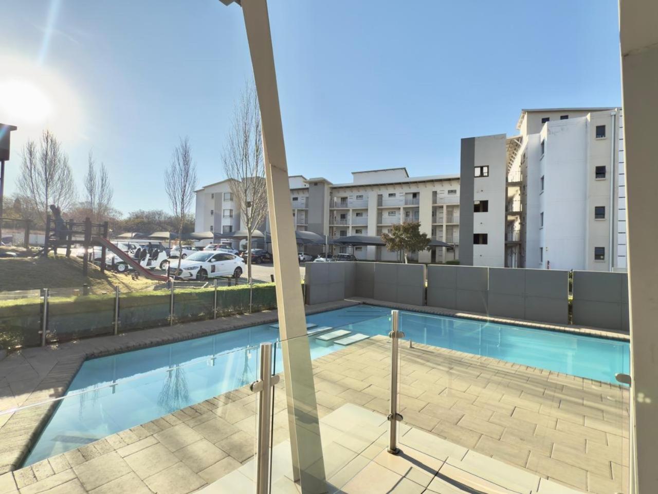 Broadacres apartment-work or play -swimming pool