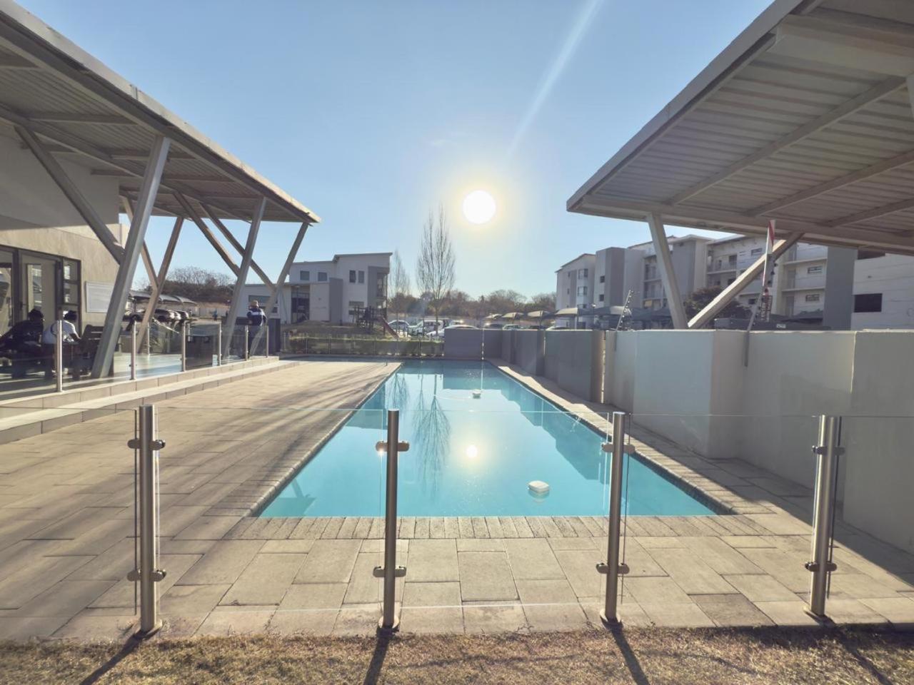 Broadacres apartment-work or play -swimming pool