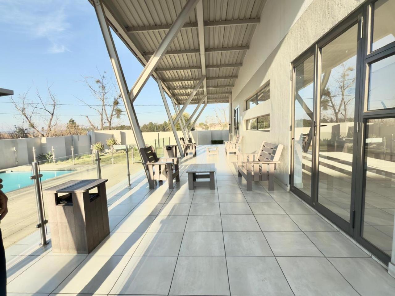 Broadacres apartment-work or play -swimming pool
