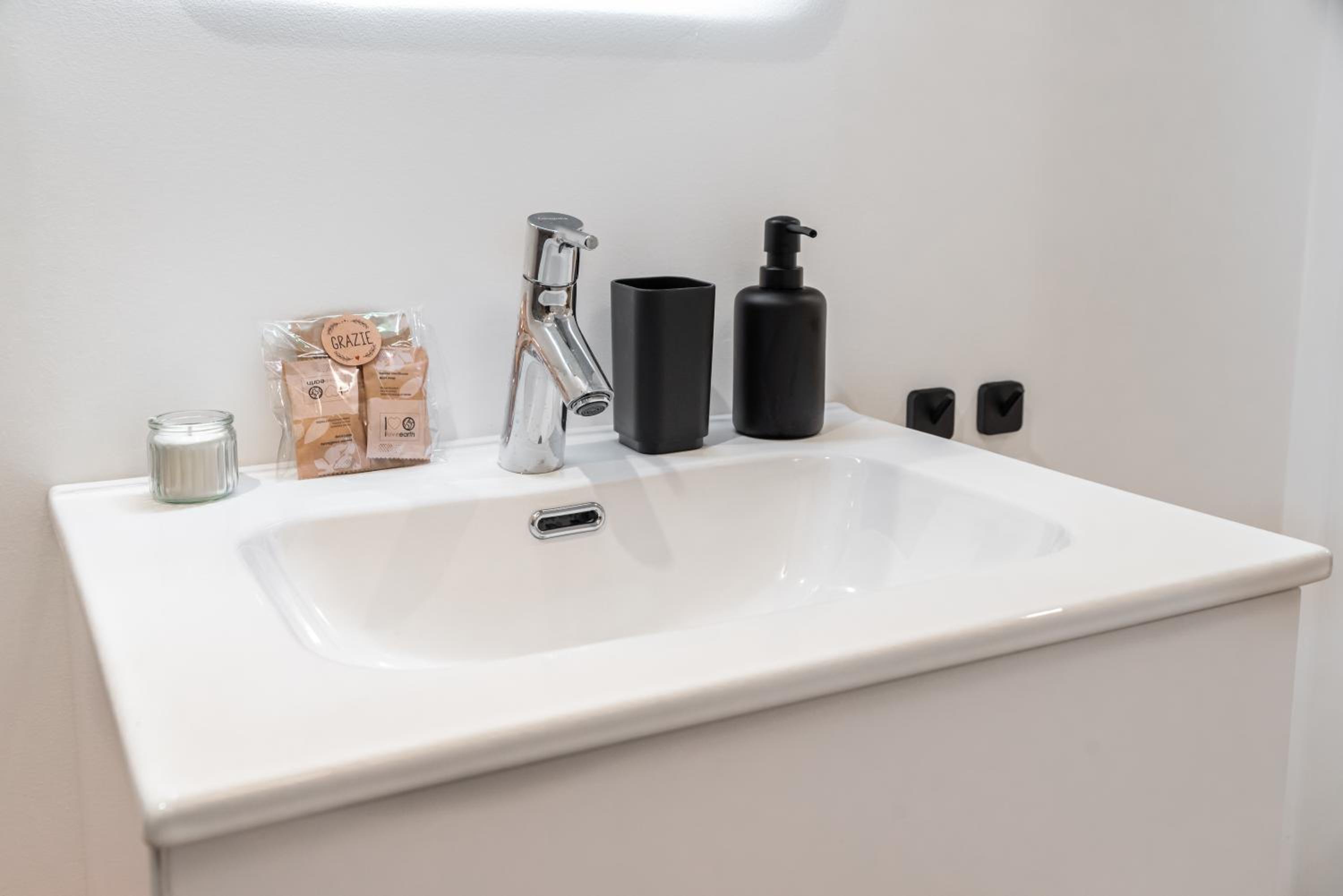 Modern Apartment in Villa with Garden - Easy Parking