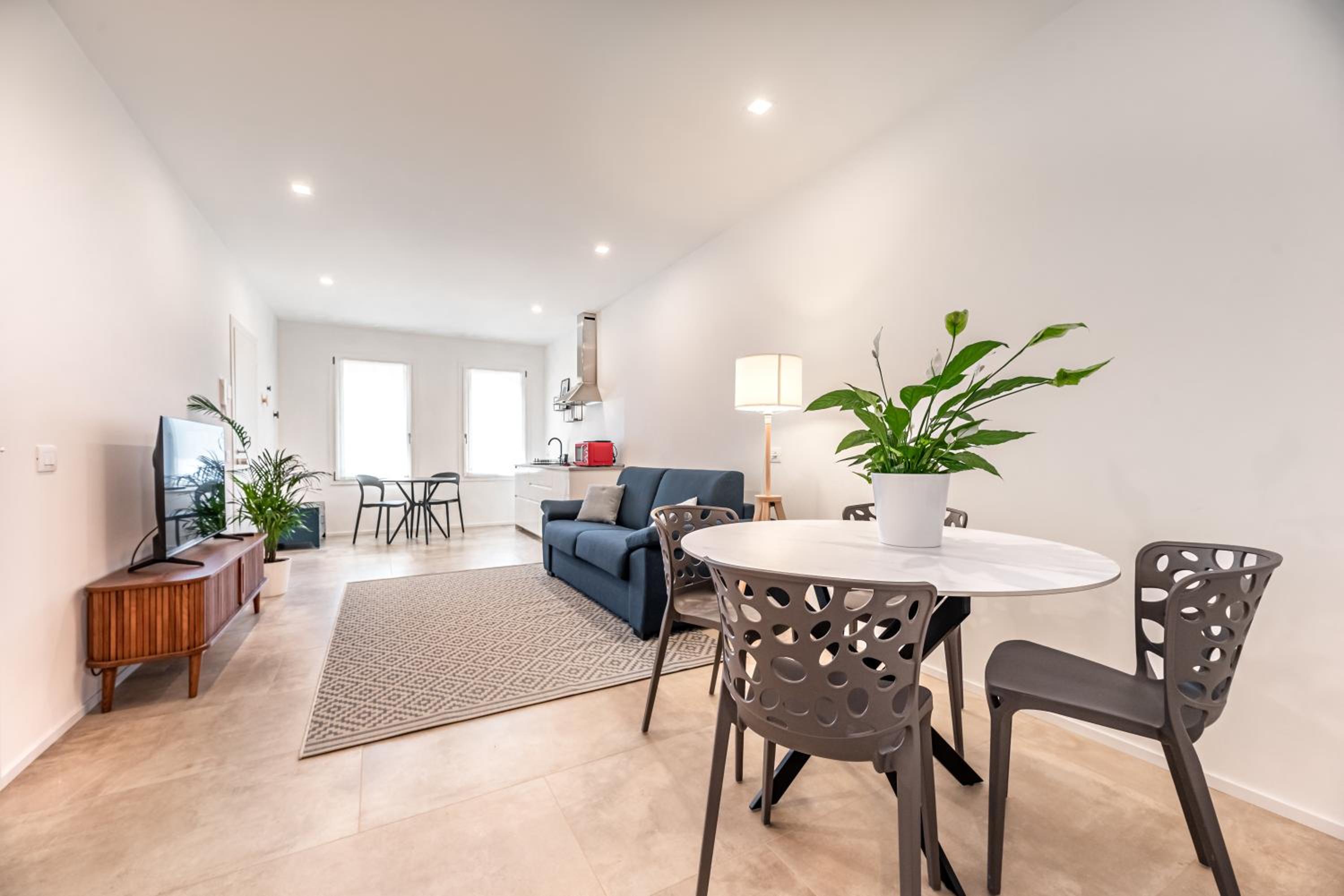 Modern Apartment in Villa with Garden - Easy Parking