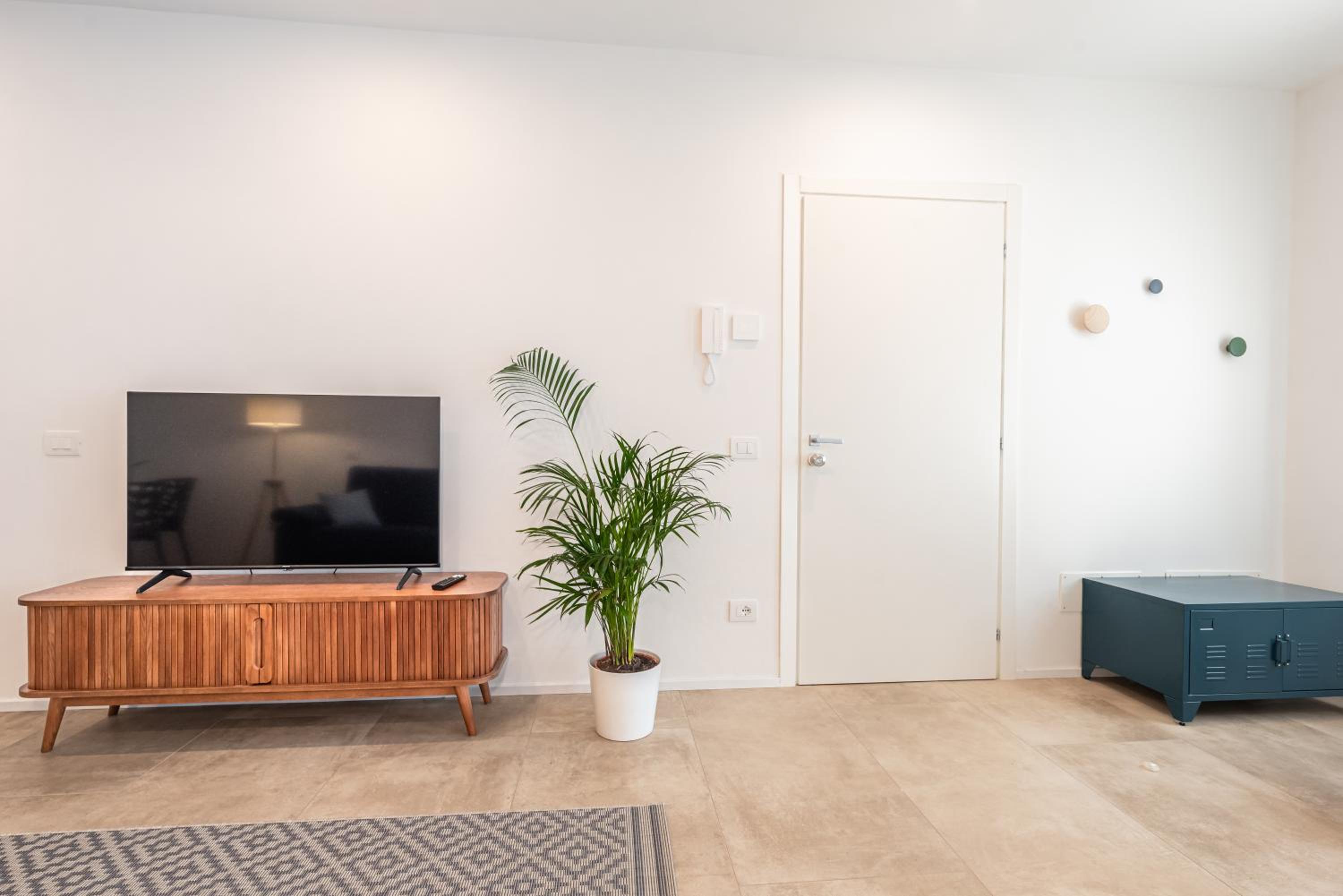 Modern Apartment in Villa with Garden - Easy Parking