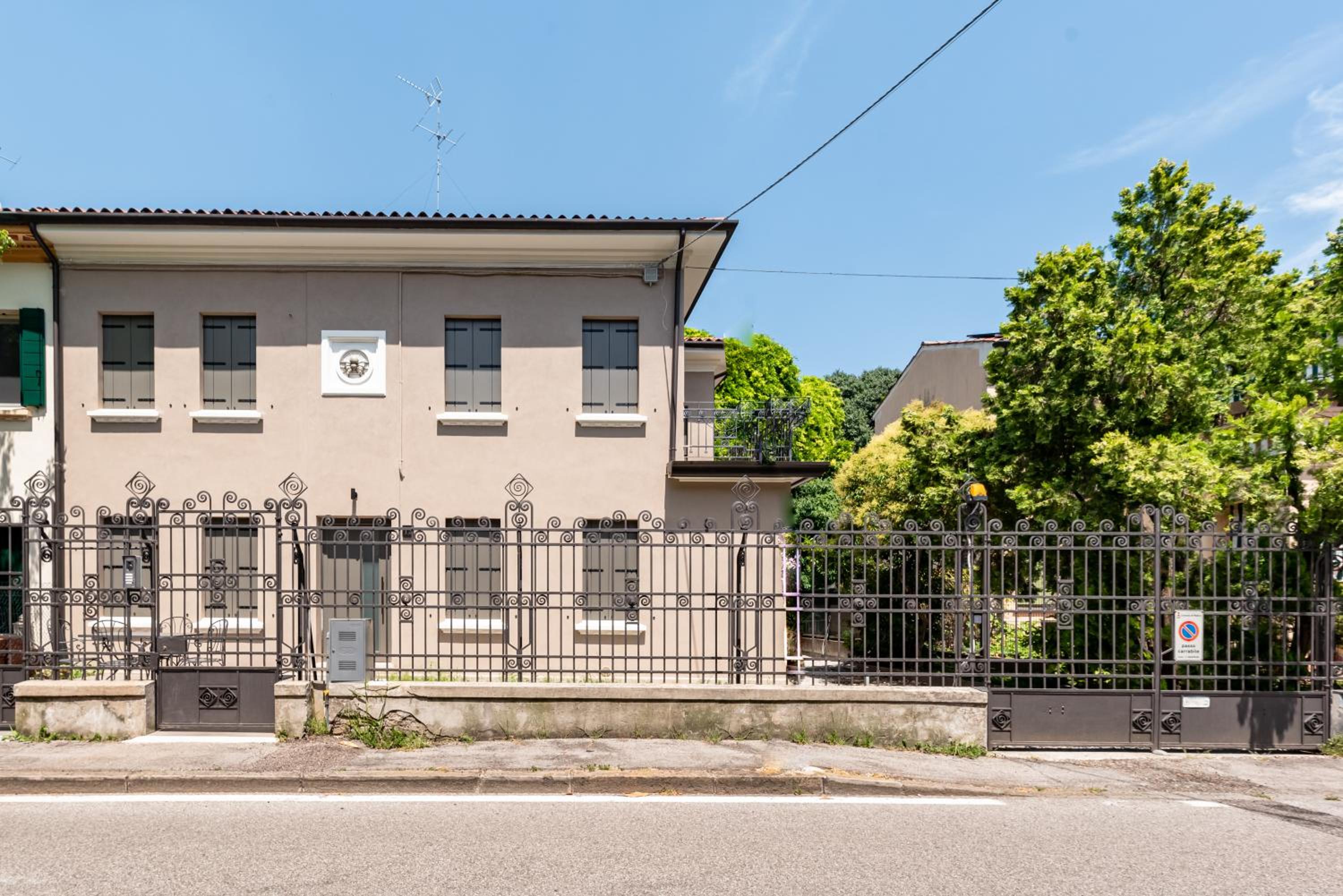 Modern Apartment in Villa with Garden - Easy Parking