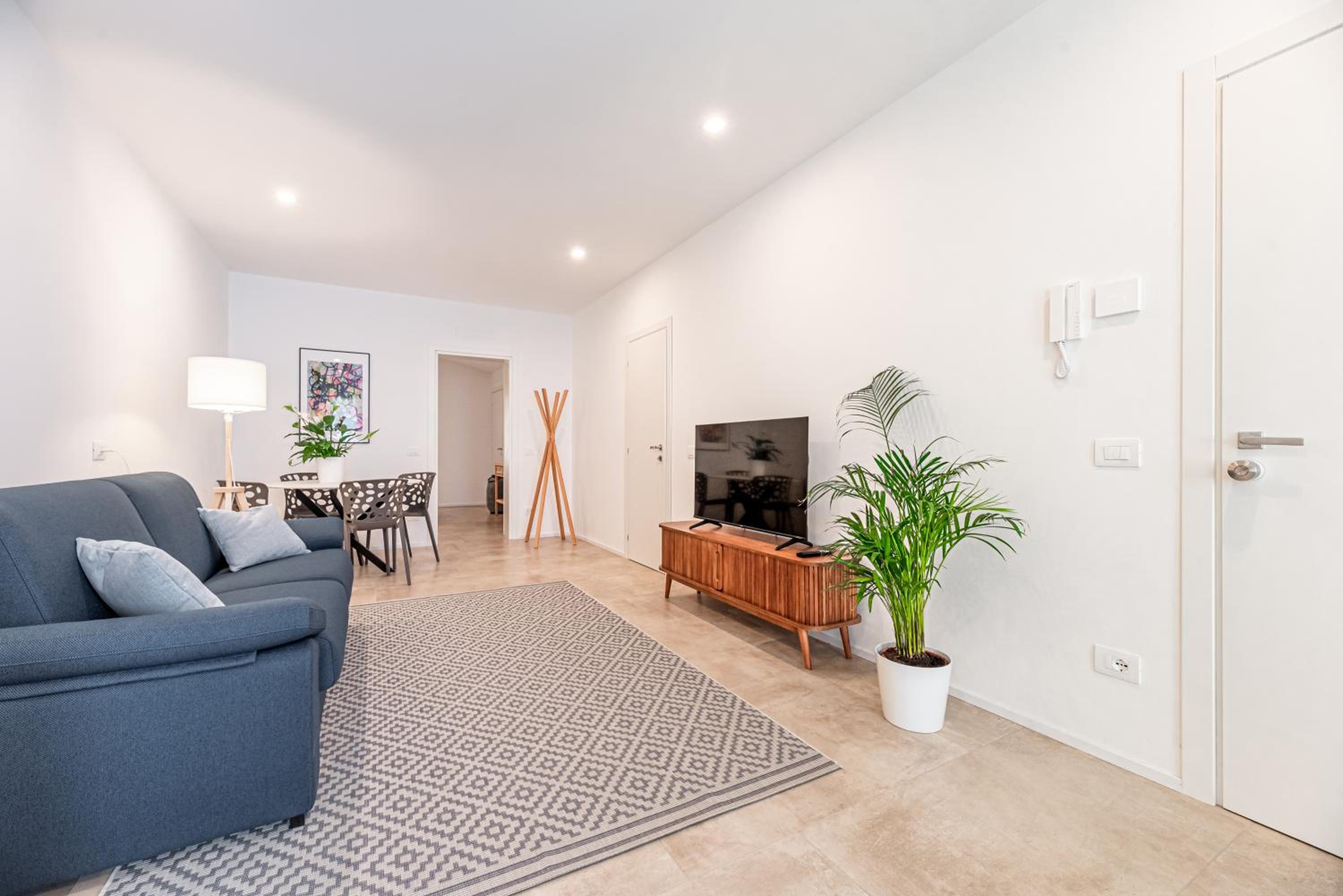 Modern Apartment in Villa with Garden - Easy Parking