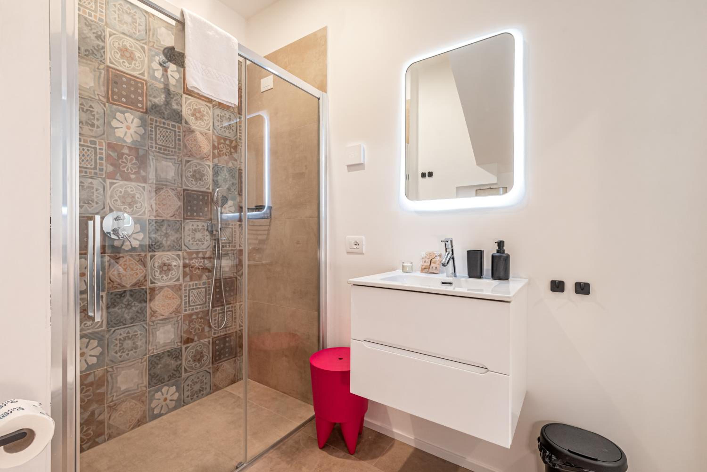 Modern Apartment in Villa with Garden - Easy Parking