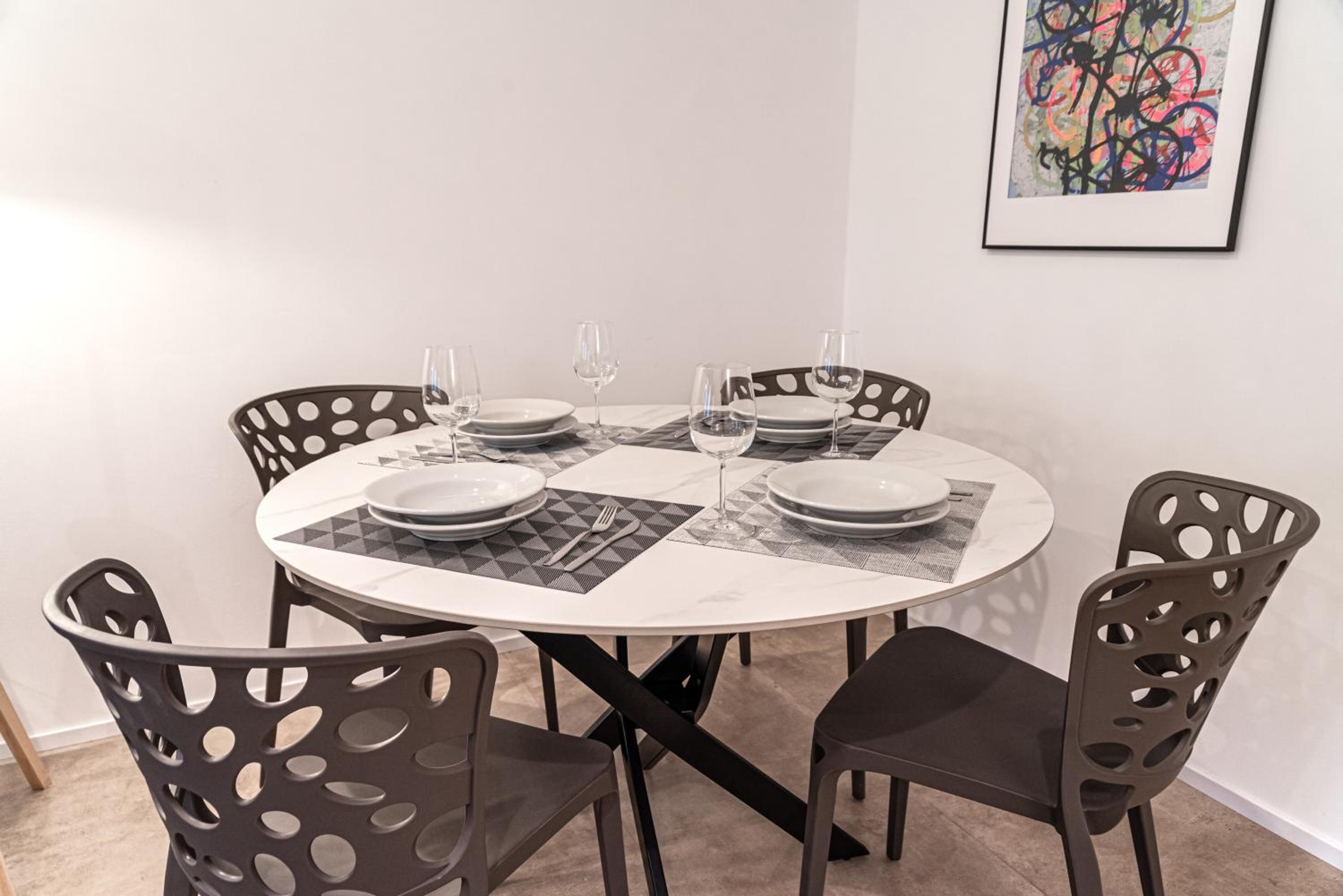 Modern Apartment in Villa with Garden - Easy Parking