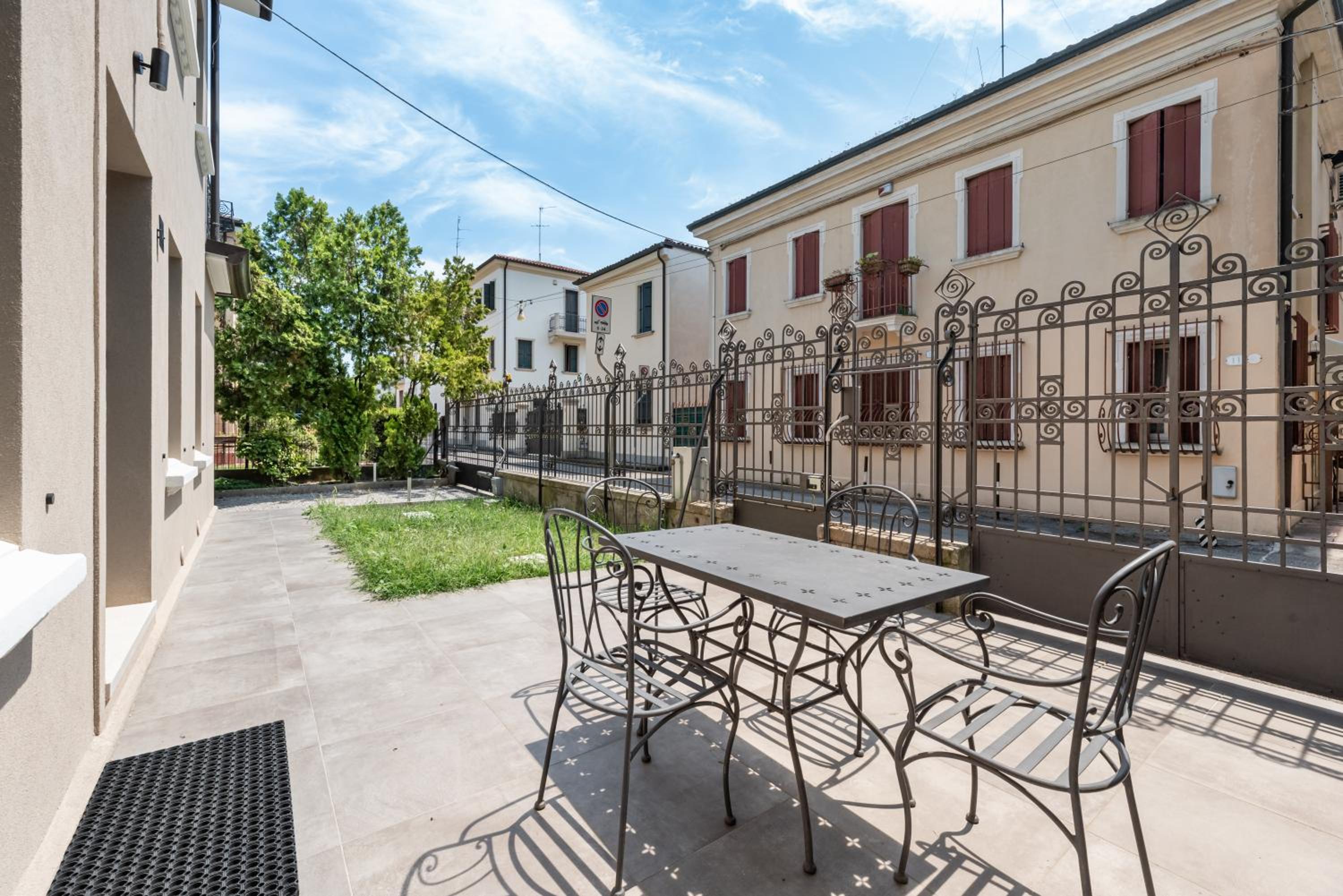 Modern Apartment in Villa with Garden - Easy Parking