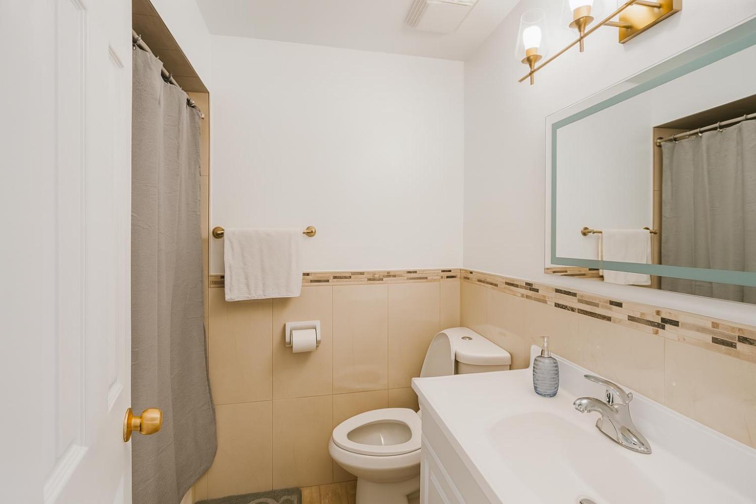 Newly Renovated 3BR North York Bungalow with Backyard Patio & Volleyball Set! Close to Rogers Stadium, TTC Subway Access, Perfect for Family Travel, Group 