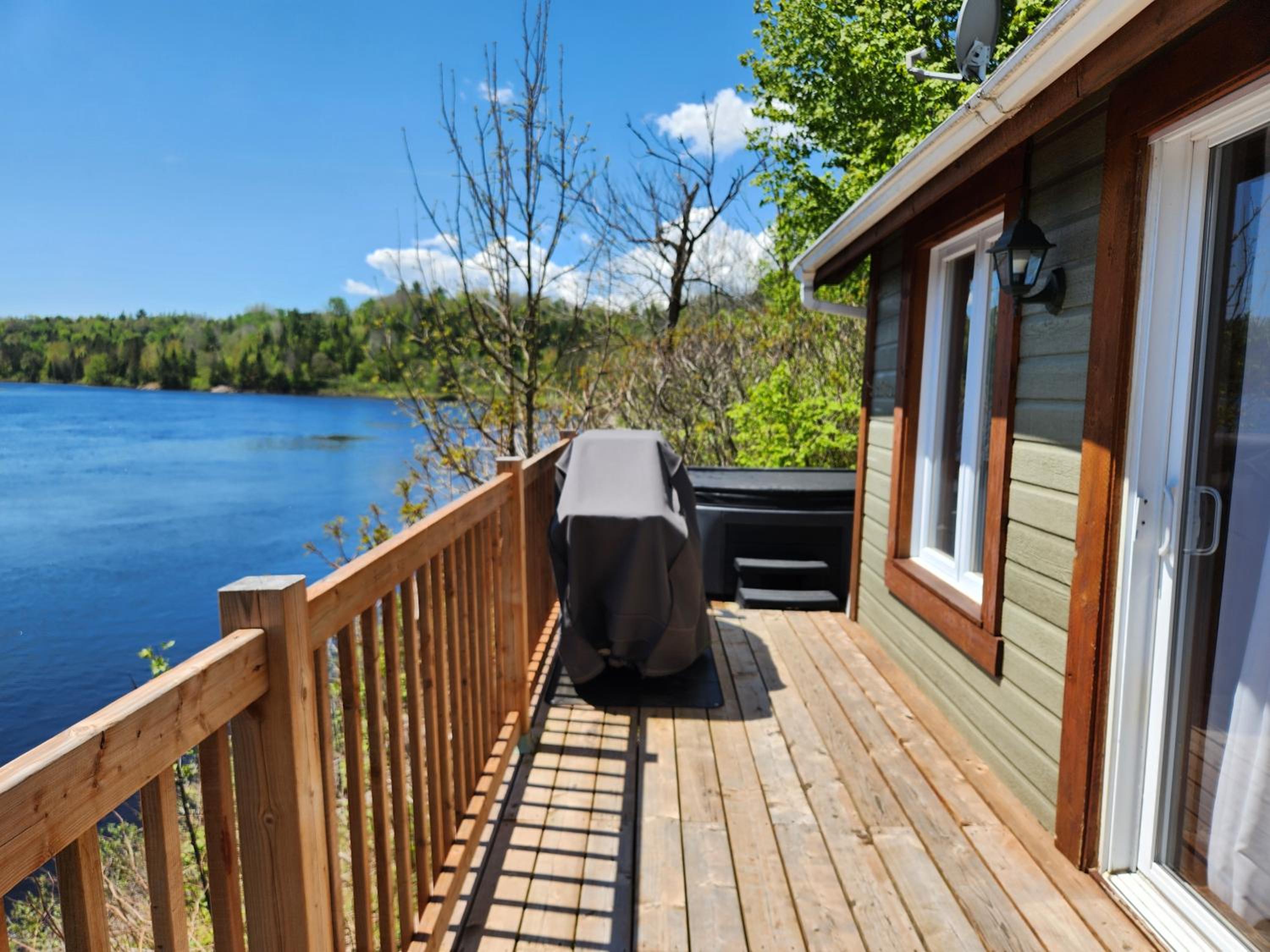 Chalet au bord de l'eau avec spa privé - Mauricie - Portneuf - Québec