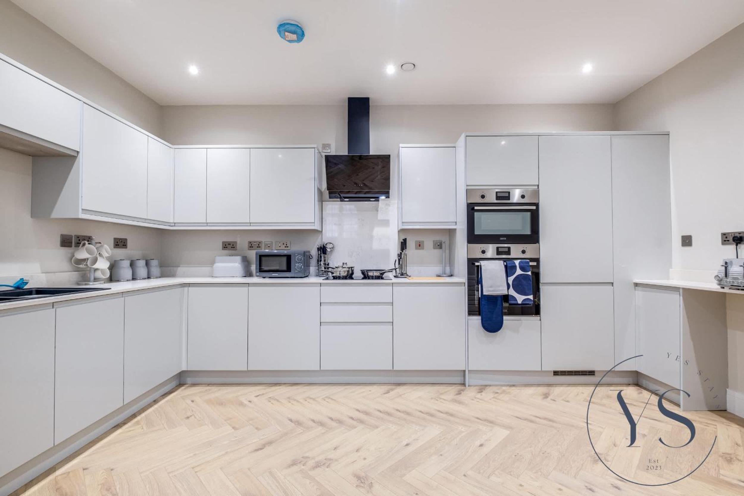 5BR Birmingham Apt with Parking, Arcade Games & Wi-Fi