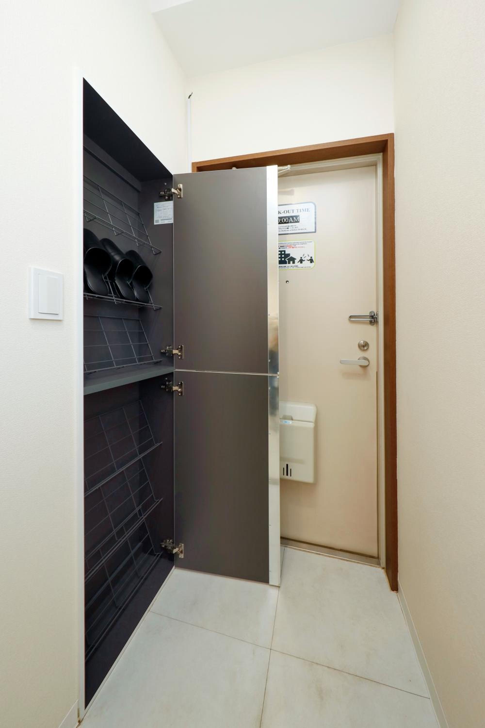 Shimoshinmei Apartment 301 by Tranova