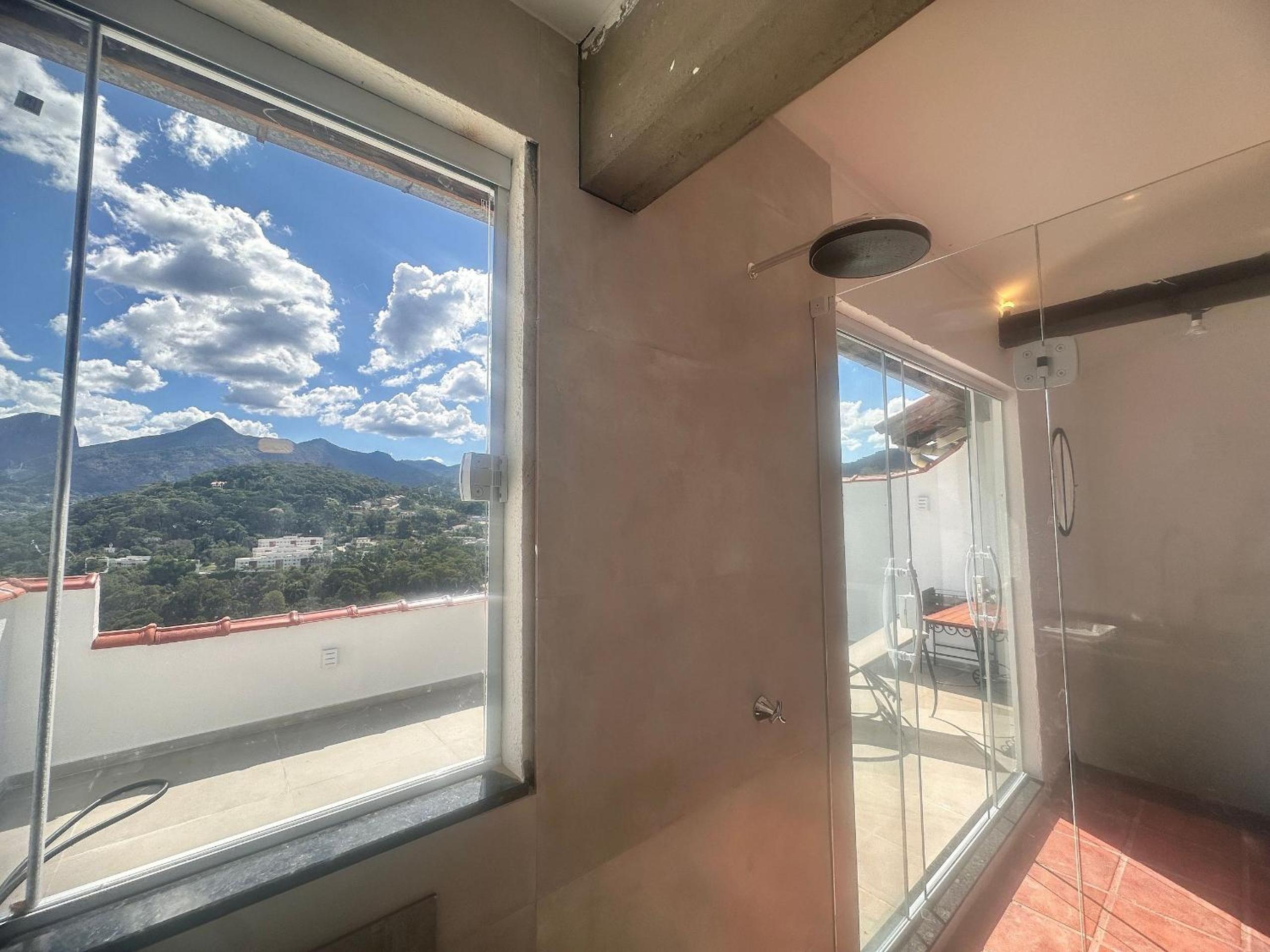 Mountain view, fireplace and private hot tub