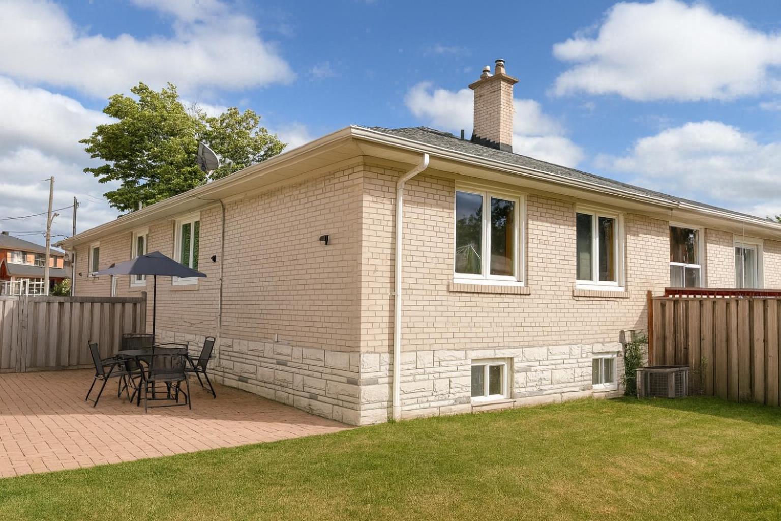 Newly Renovated 3BR North York Bungalow with Backyard Patio & Volleyball Set! Close to Rogers Stadium, TTC Subway Access, Perfect for Family Travel, Group 
