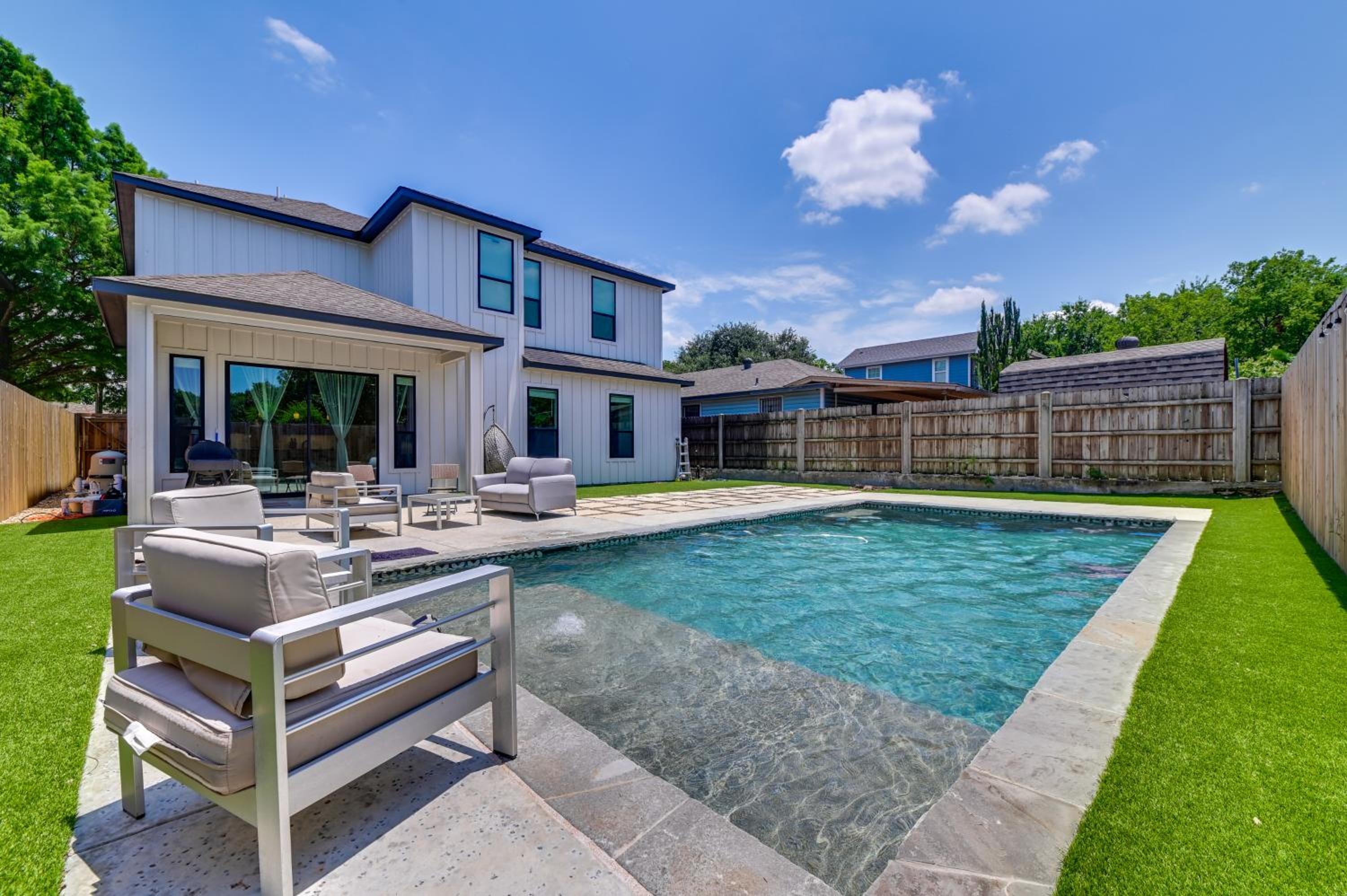 Modern and Spacious Home 3 Mi to Downtown Dallas!