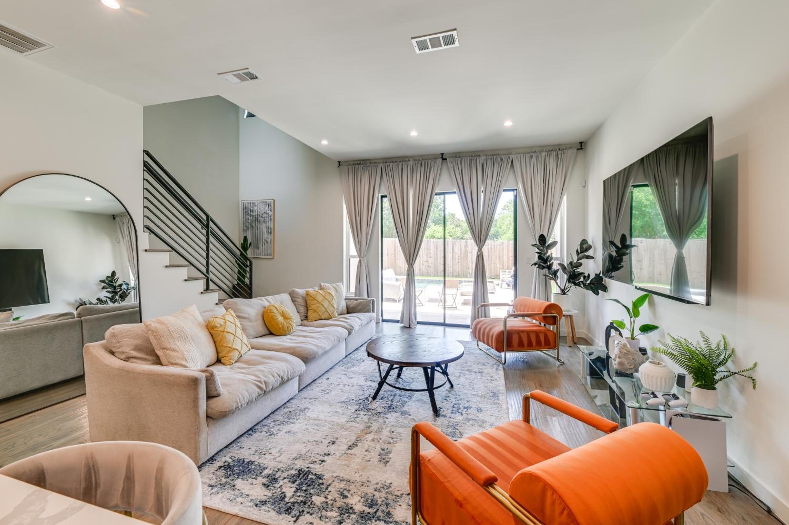 Modern and Spacious Home 3 Mi to Downtown Dallas!