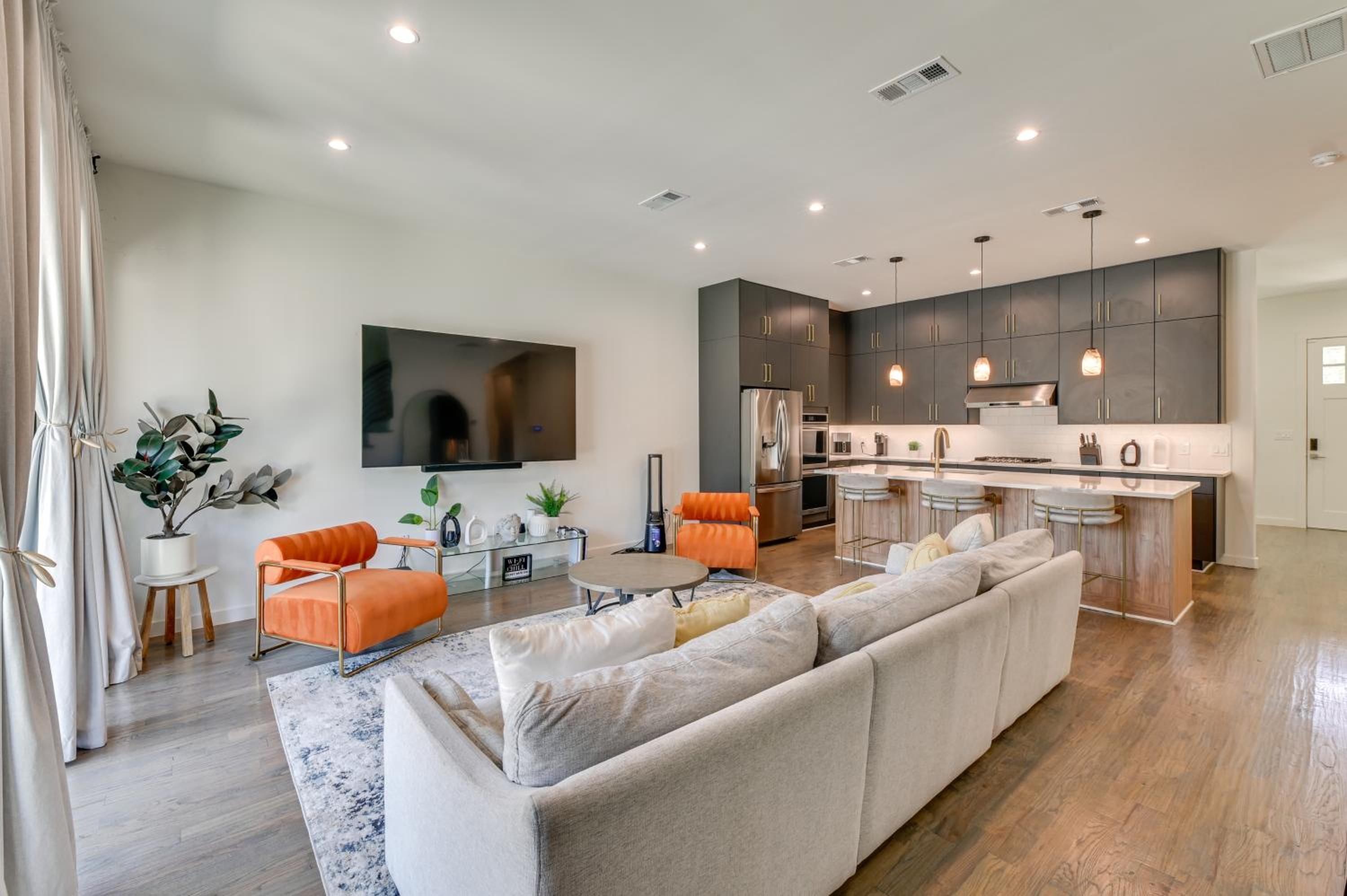 Modern and Spacious Home 3 Mi to Downtown Dallas!