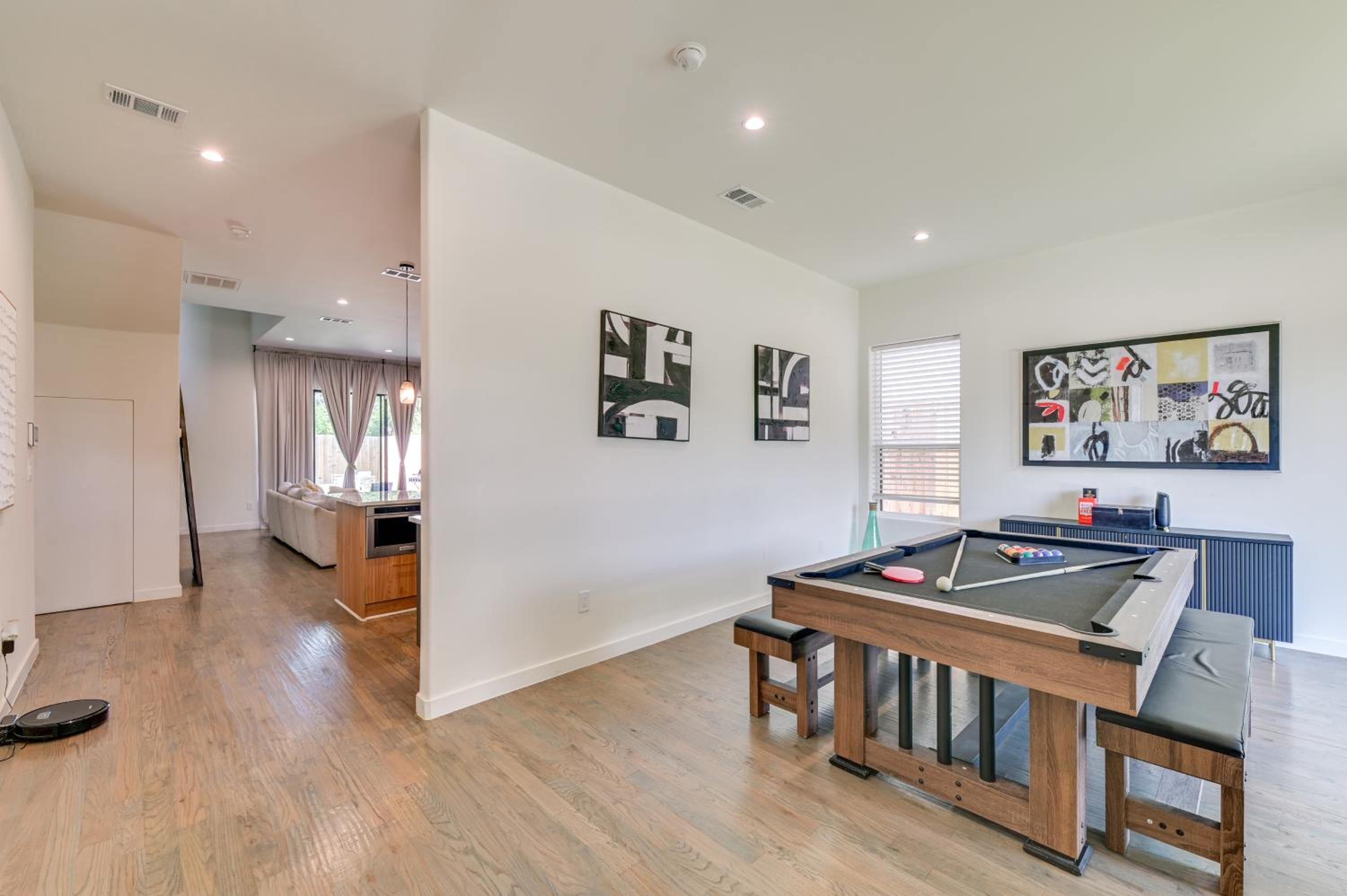 Modern and Spacious Home 3 Mi to Downtown Dallas!