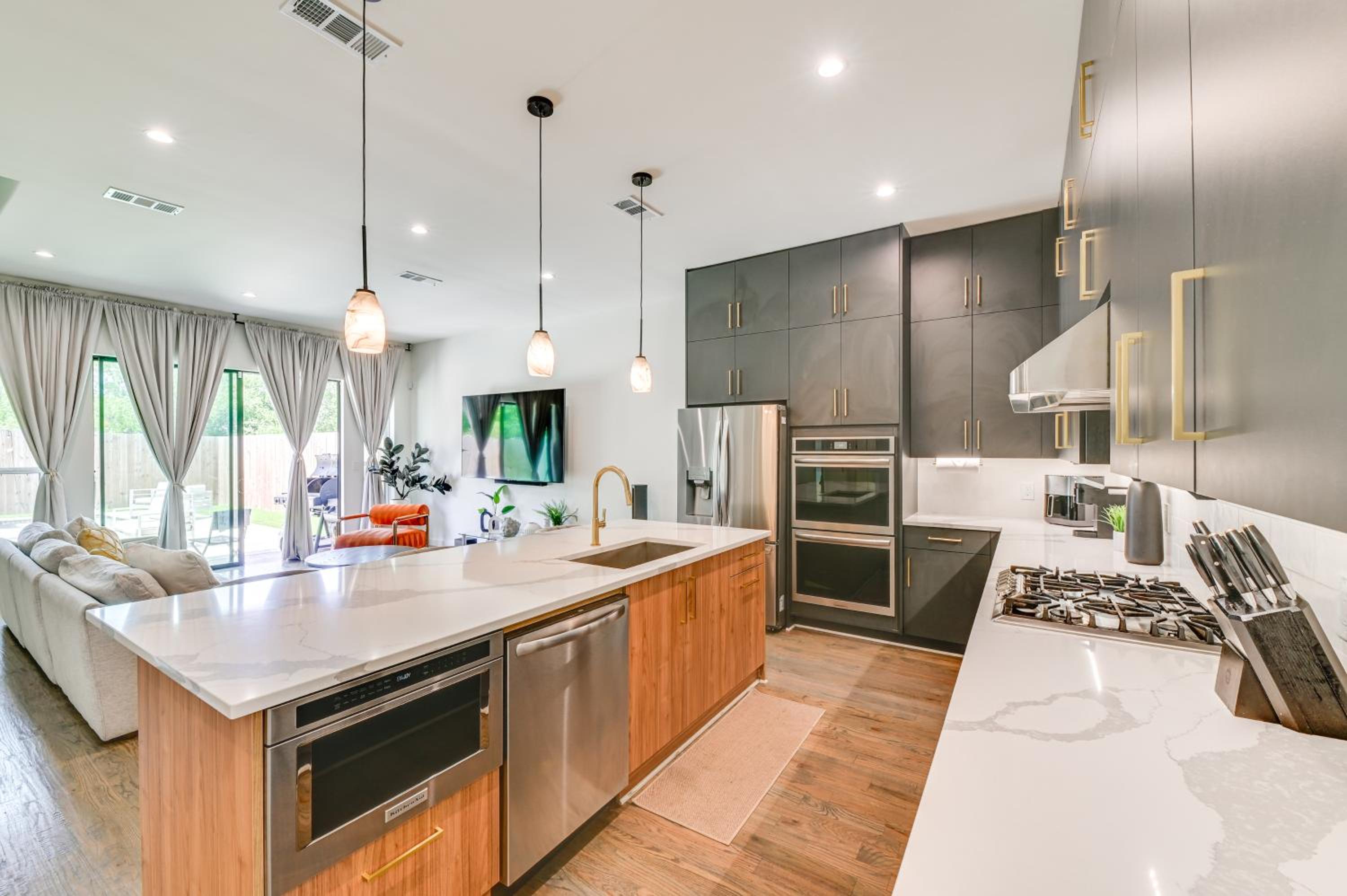 Modern and Spacious Home 3 Mi to Downtown Dallas!
