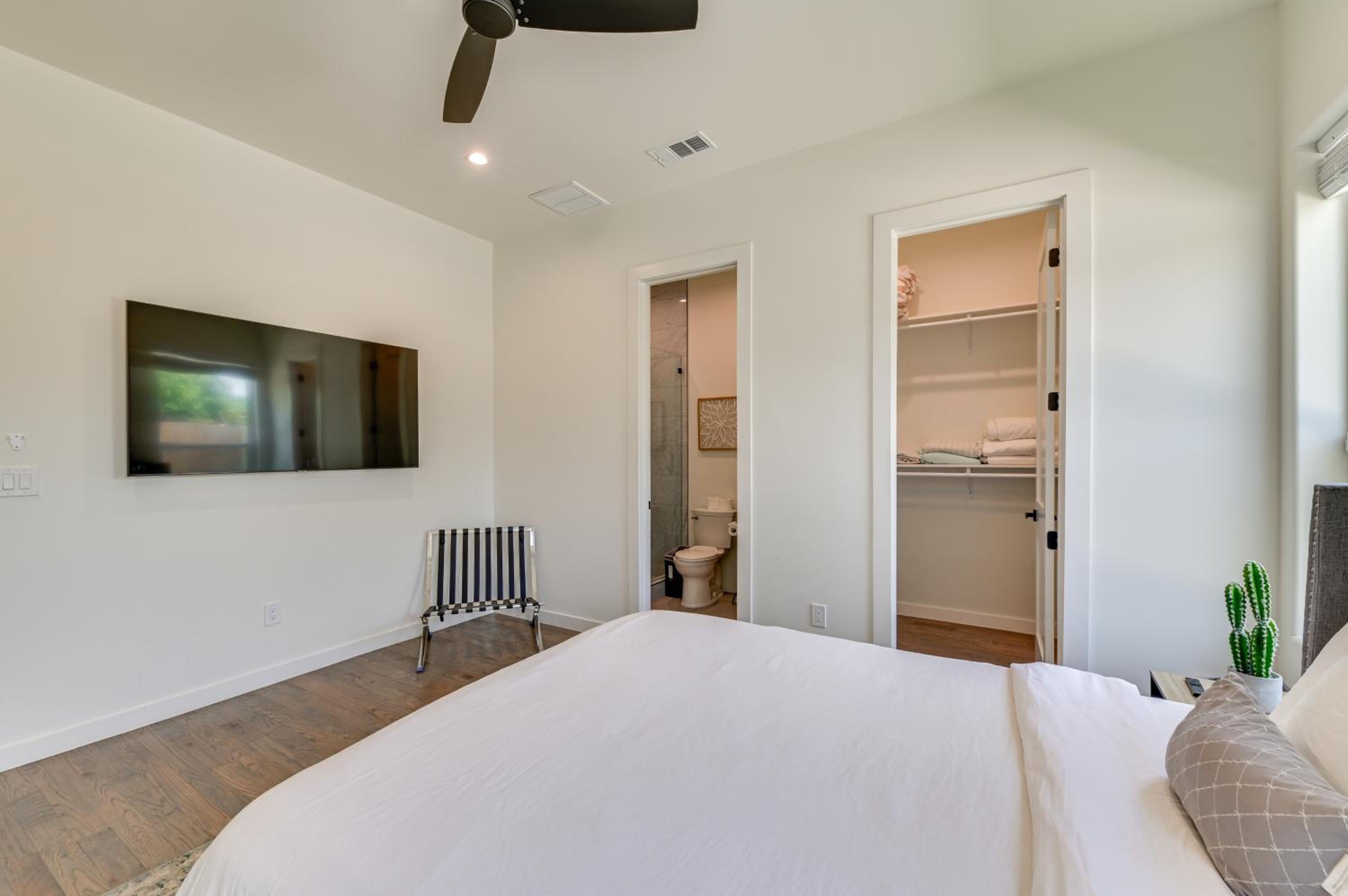 Modern and Spacious Home 3 Mi to Downtown Dallas!