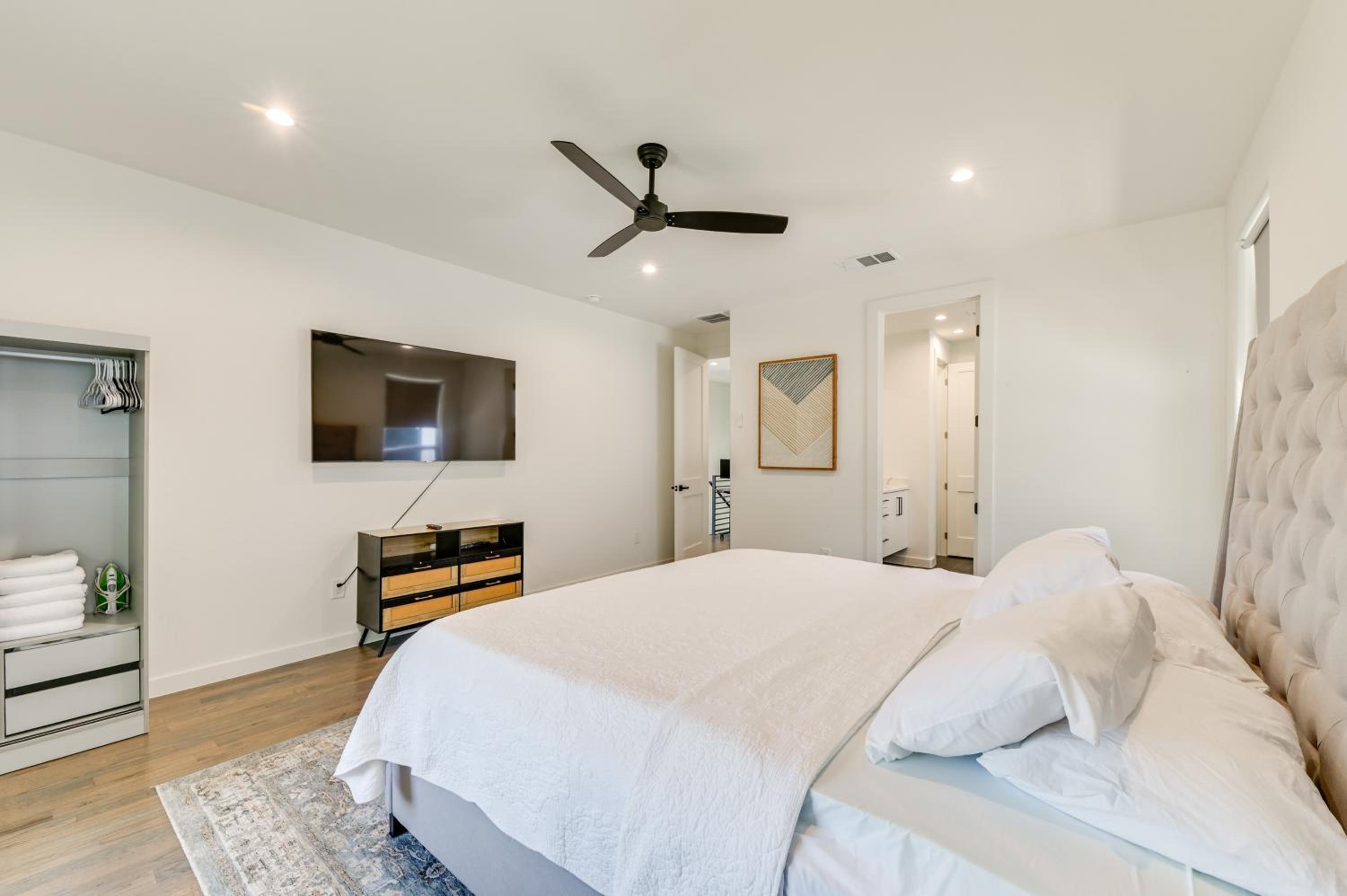 Modern and Spacious Home 3 Mi to Downtown Dallas!