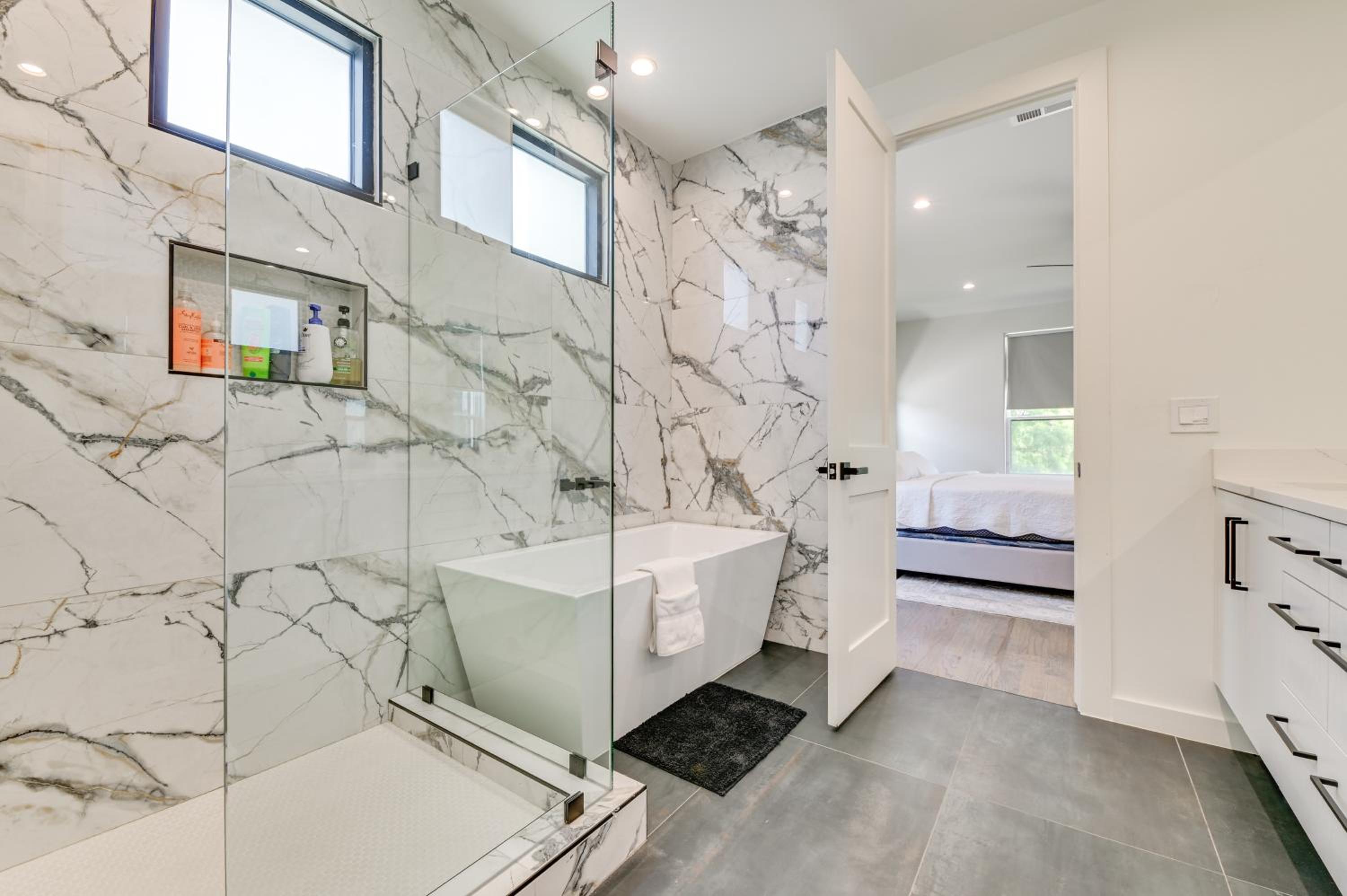Modern and Spacious Home 3 Mi to Downtown Dallas!