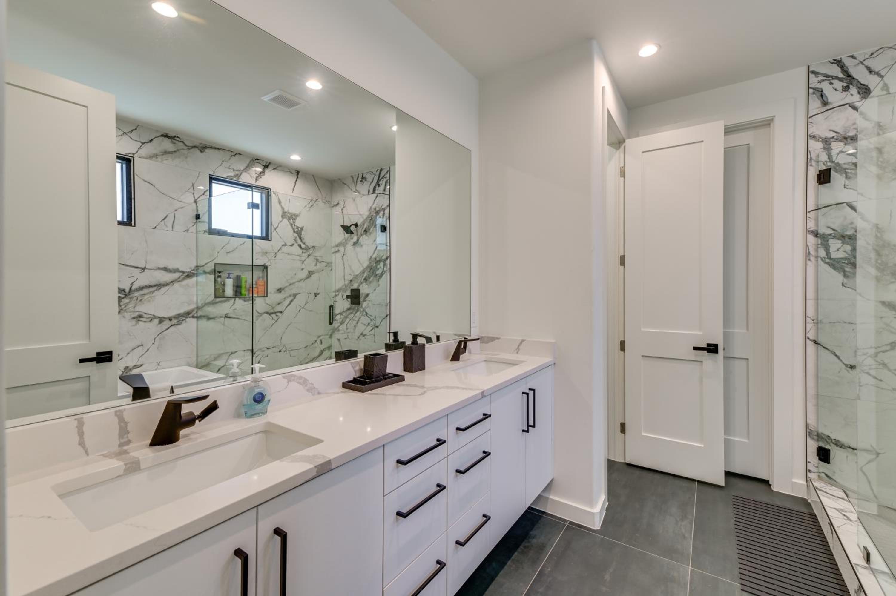 Modern and Spacious Home 3 Mi to Downtown Dallas!