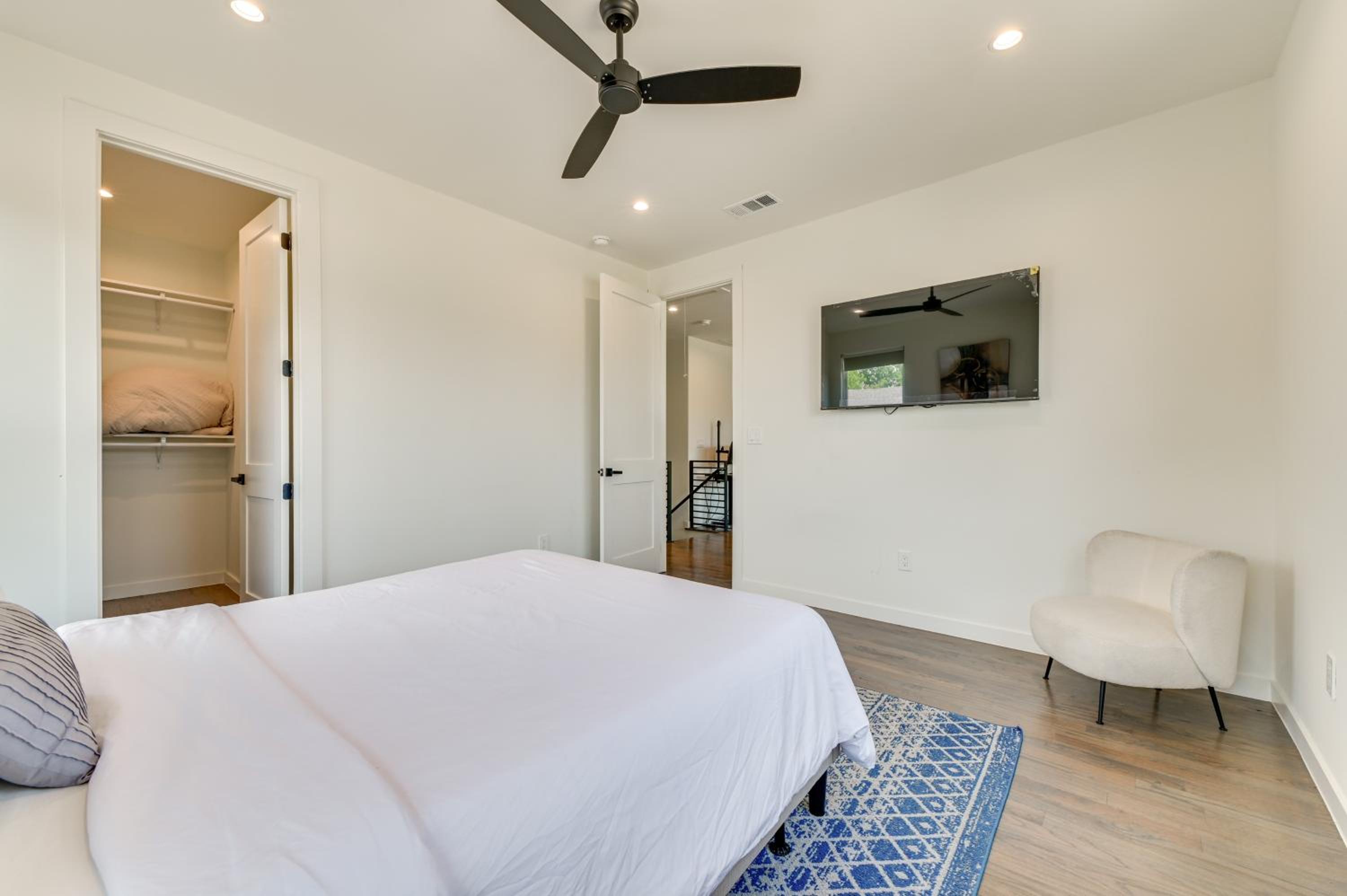 Modern and Spacious Home 3 Mi to Downtown Dallas!