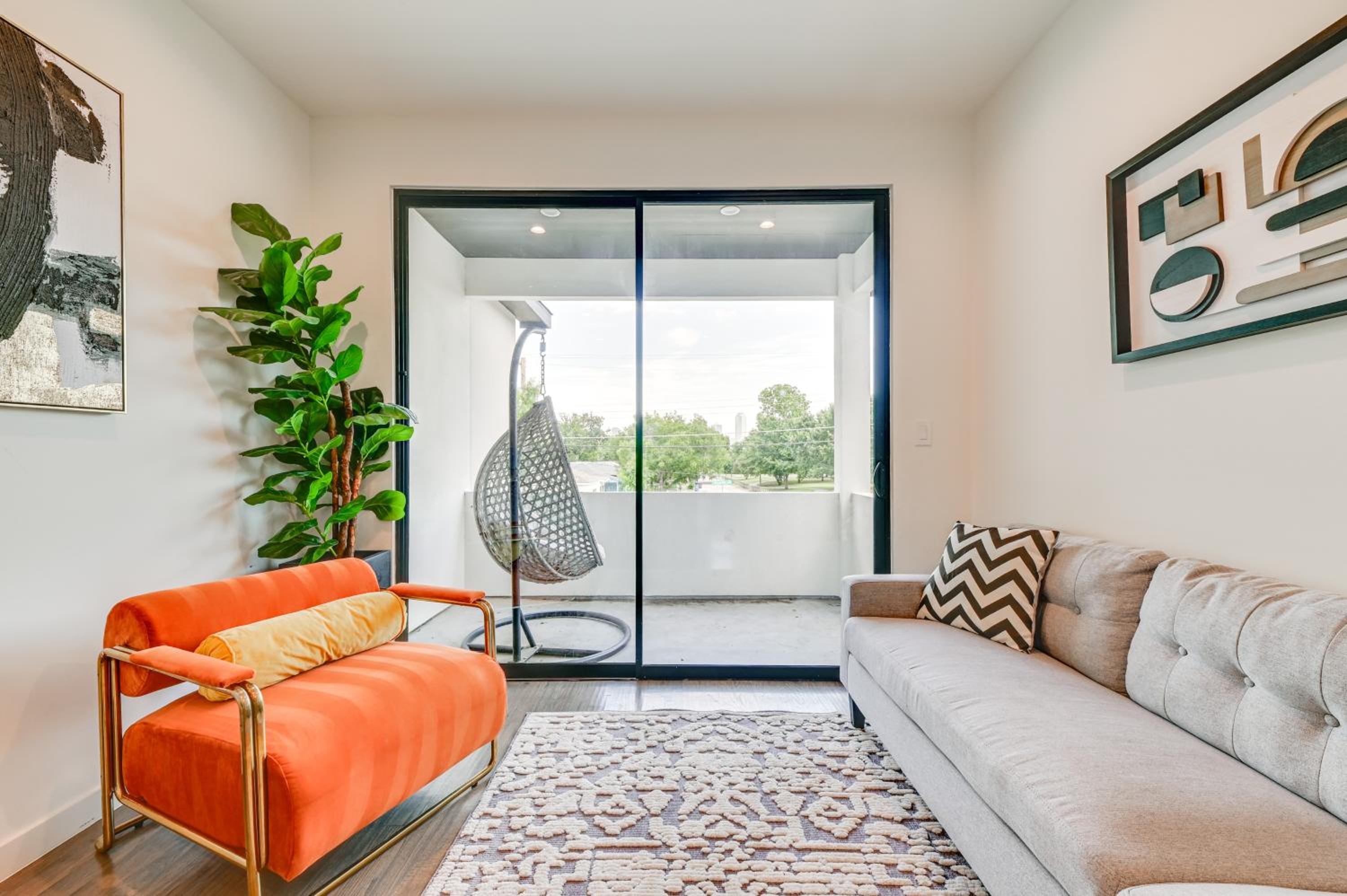 Modern and Spacious Home 3 Mi to Downtown Dallas!