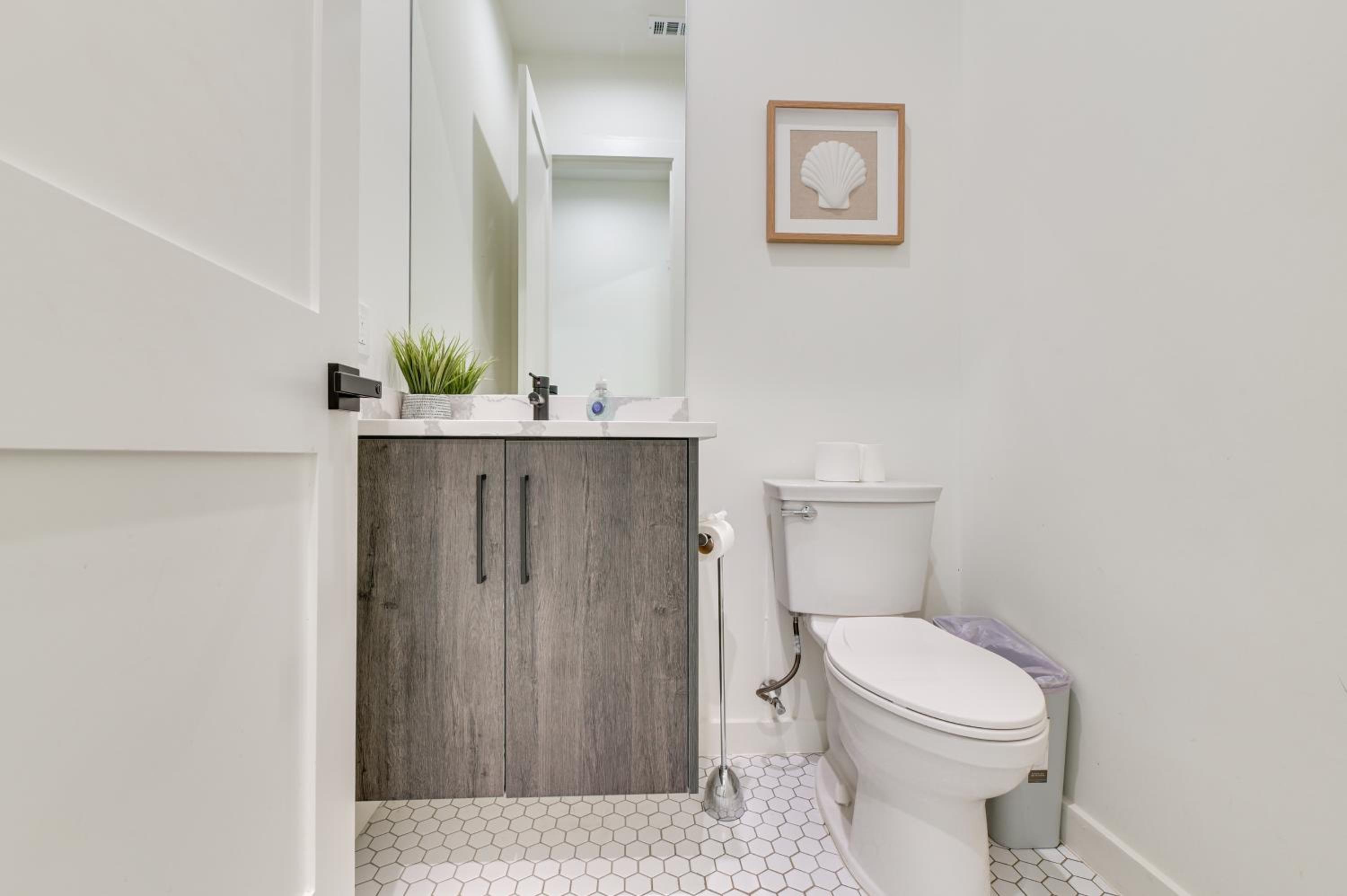 Modern and Spacious Home 3 Mi to Downtown Dallas!