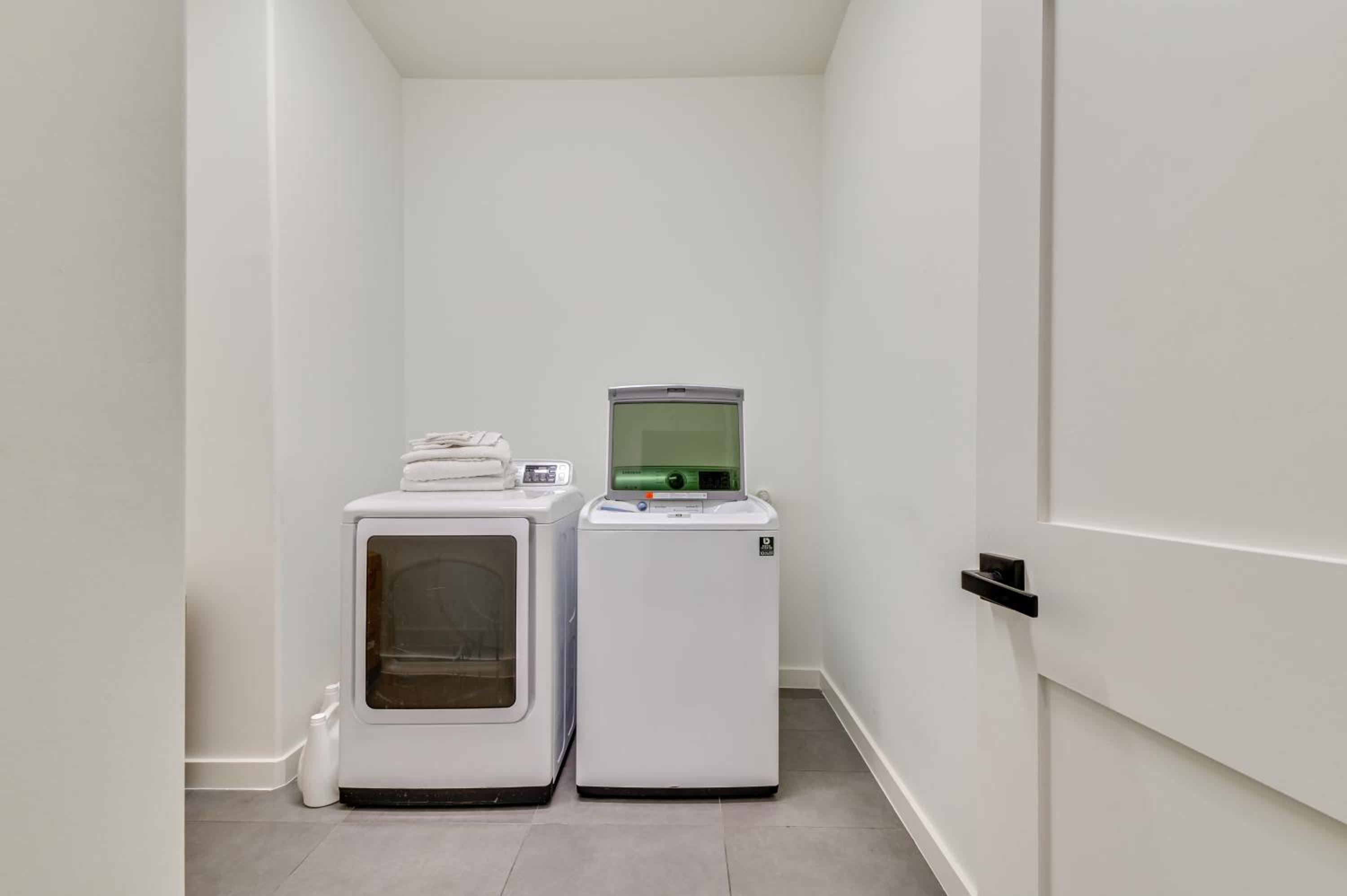 Modern and Spacious Home 3 Mi to Downtown Dallas!