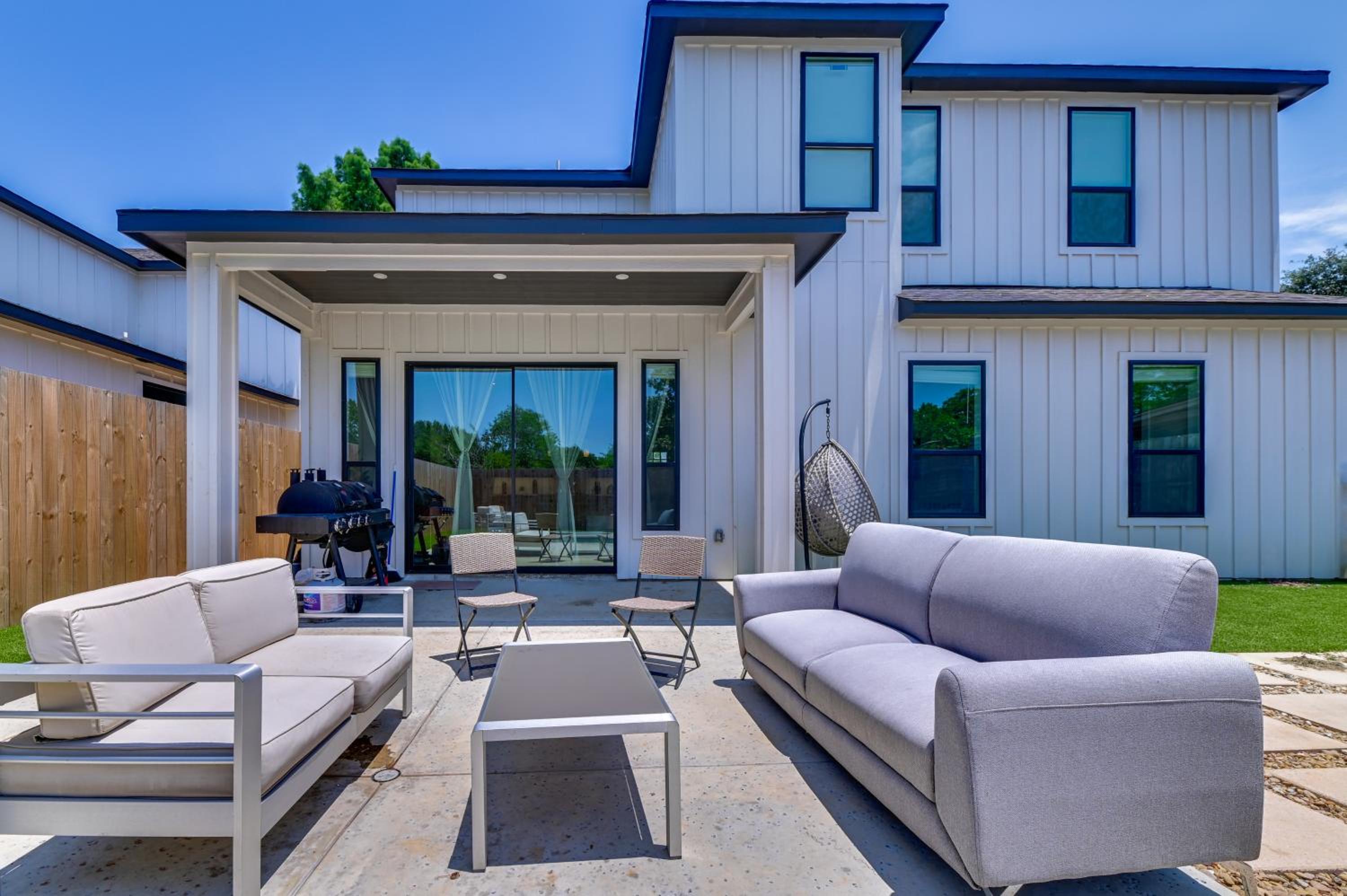 Modern and Spacious Home 3 Mi to Downtown Dallas!