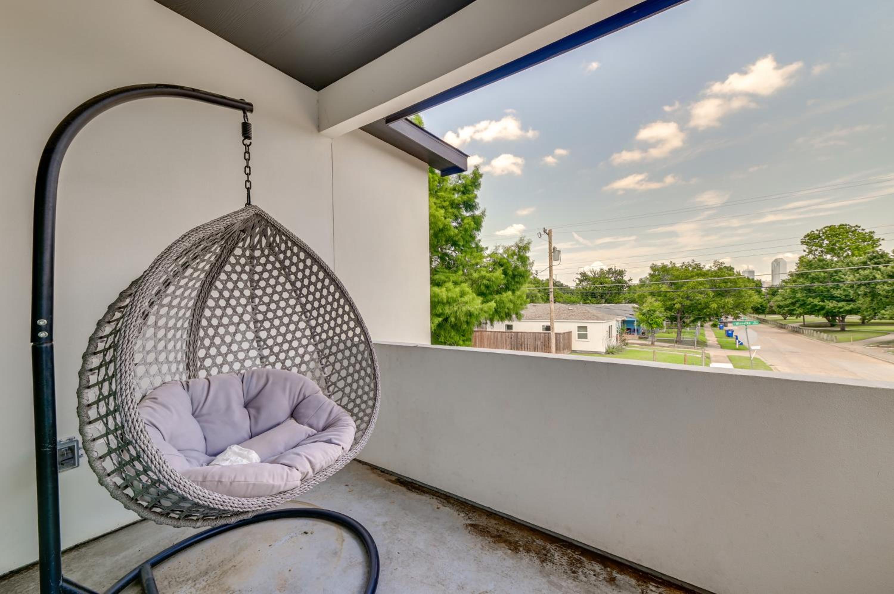 Modern and Spacious Home 3 Mi to Downtown Dallas!