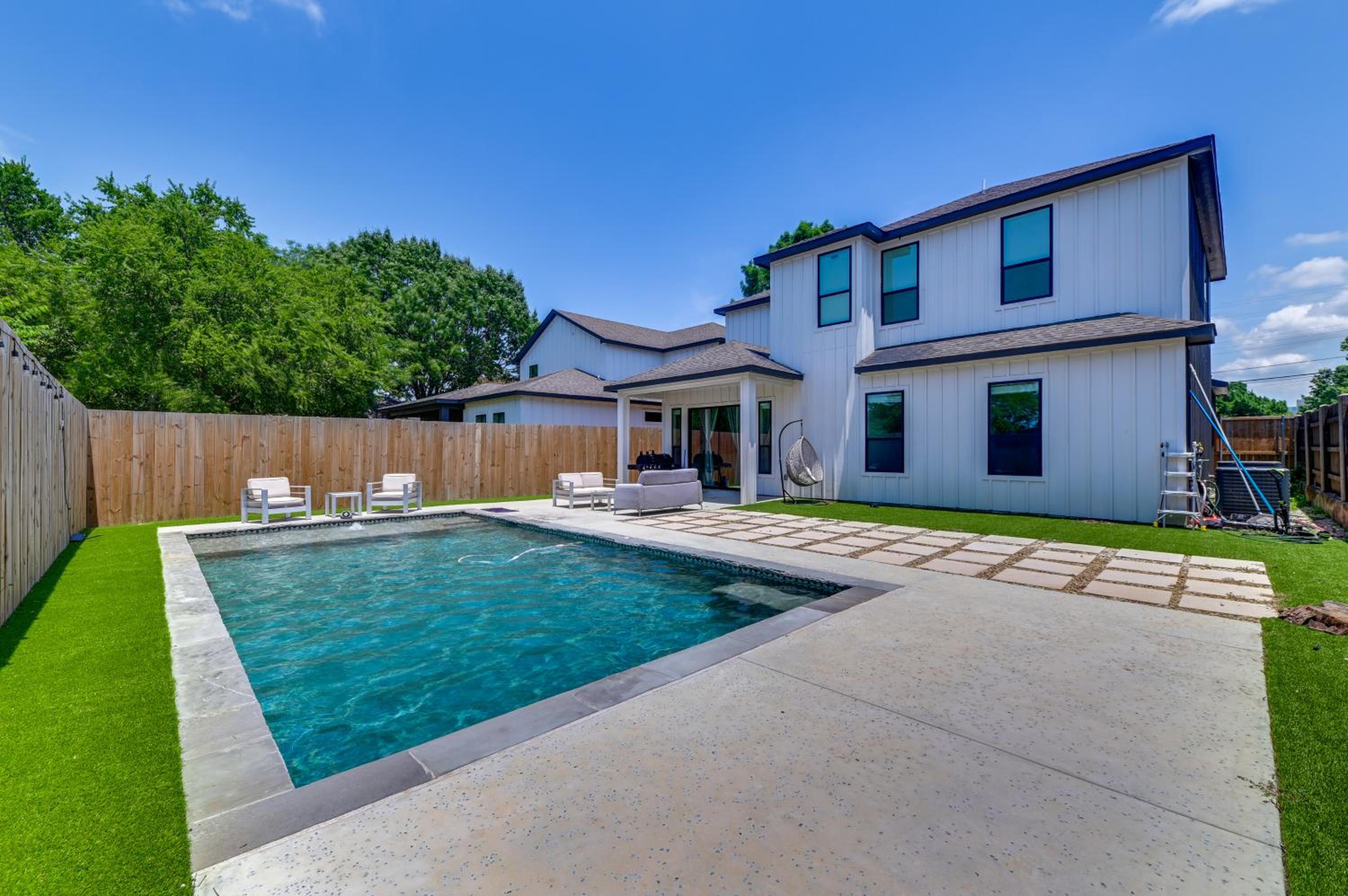 Modern and Spacious Home 3 Mi to Downtown Dallas!