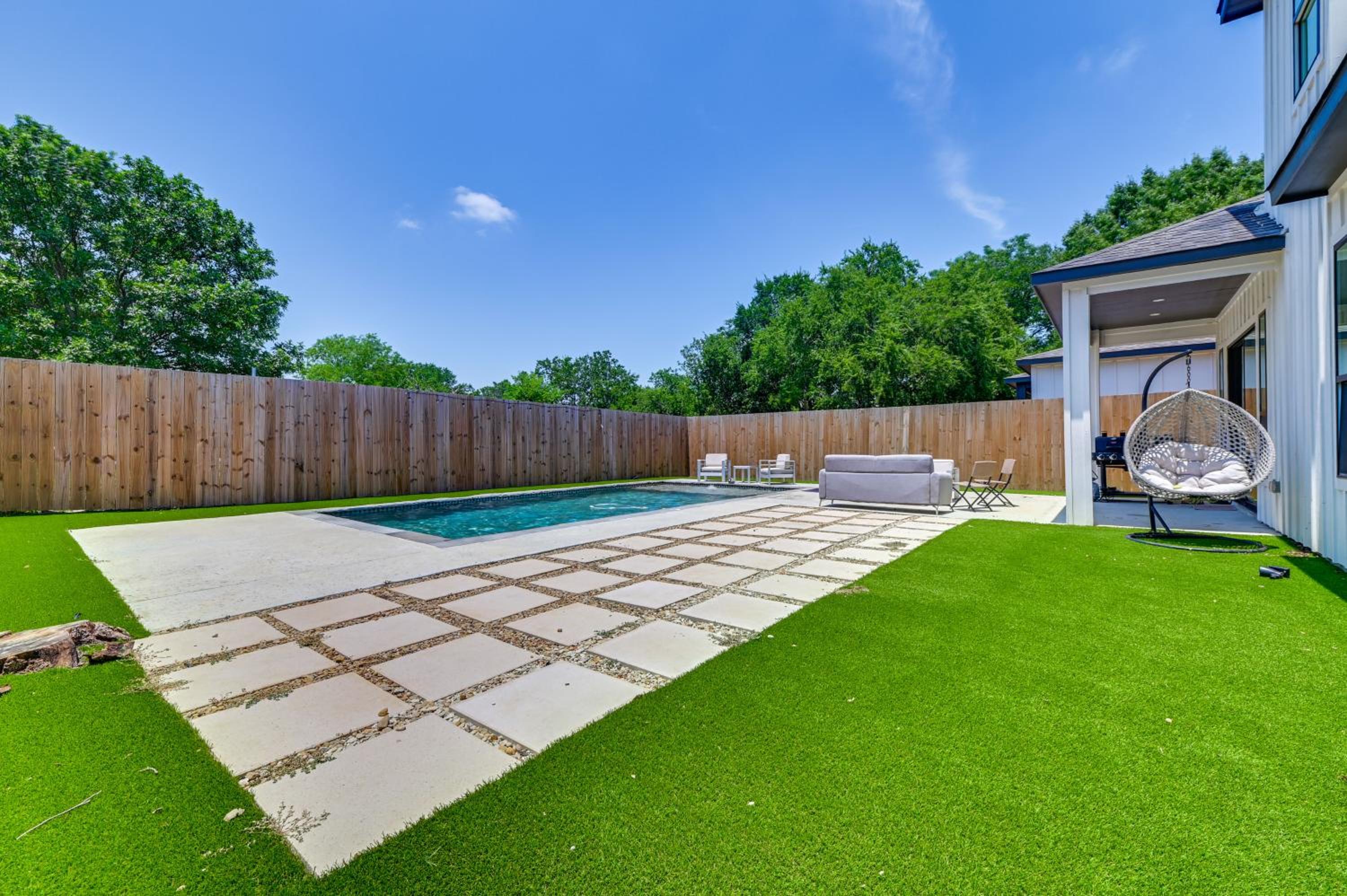 Modern and Spacious Home 3 Mi to Downtown Dallas!