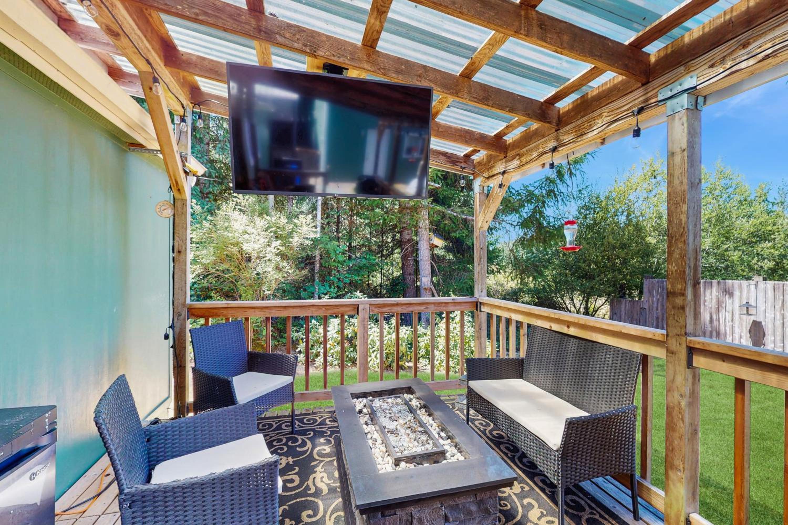 4 BR Home with BackYard and Steps from the Lake