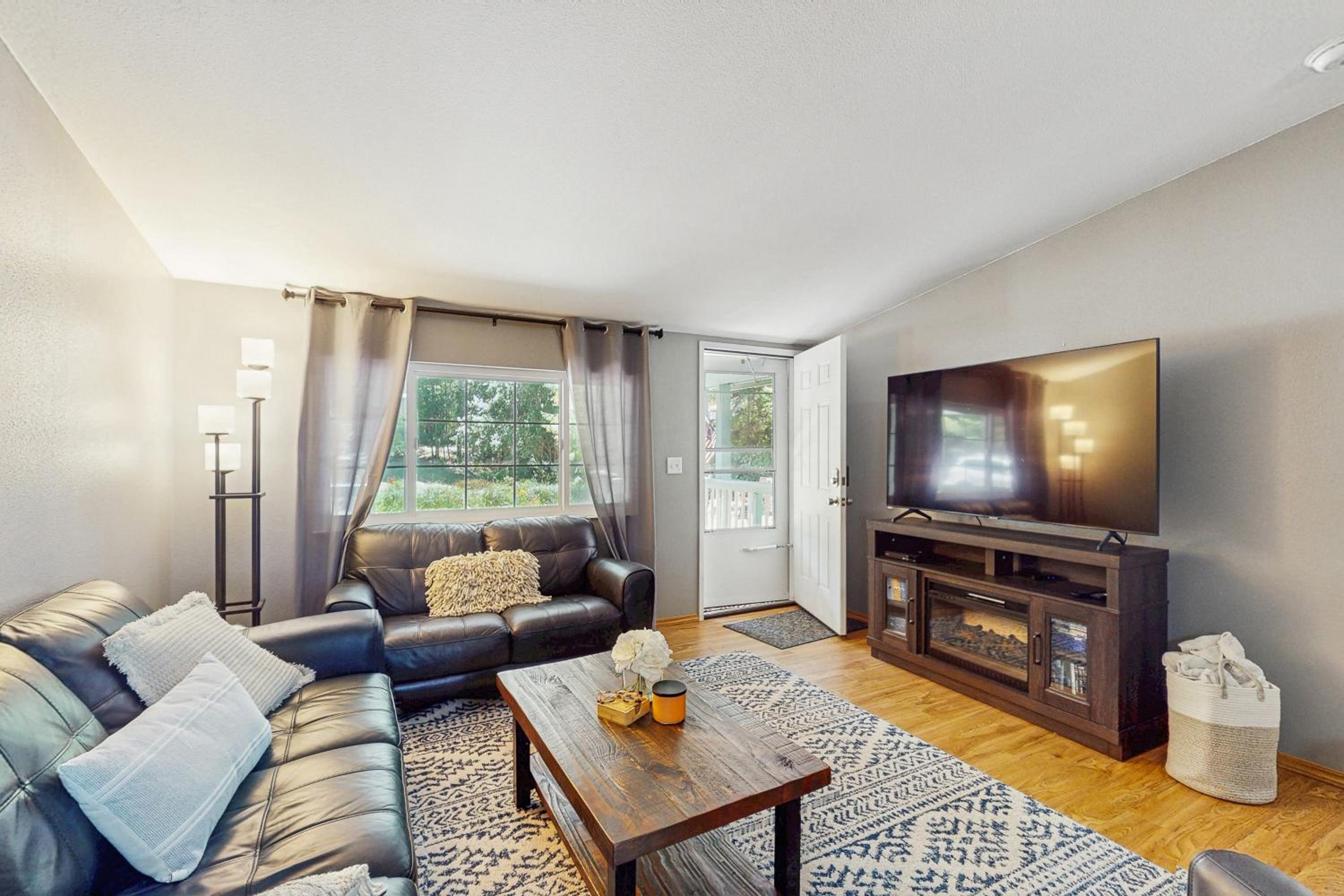 4 BR Home with BackYard and Steps from the Lake