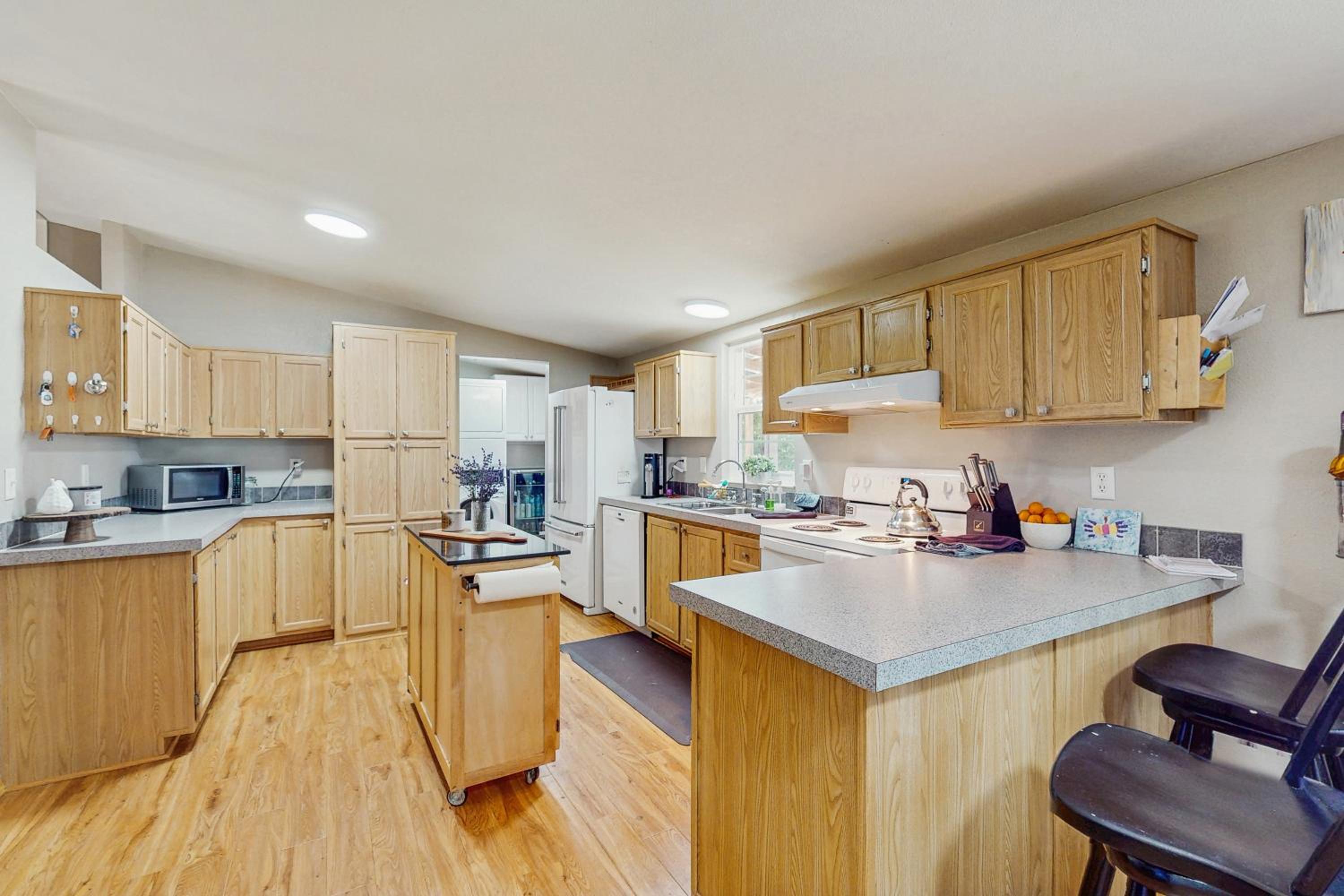 4 BR Home with BackYard and Steps from the Lake