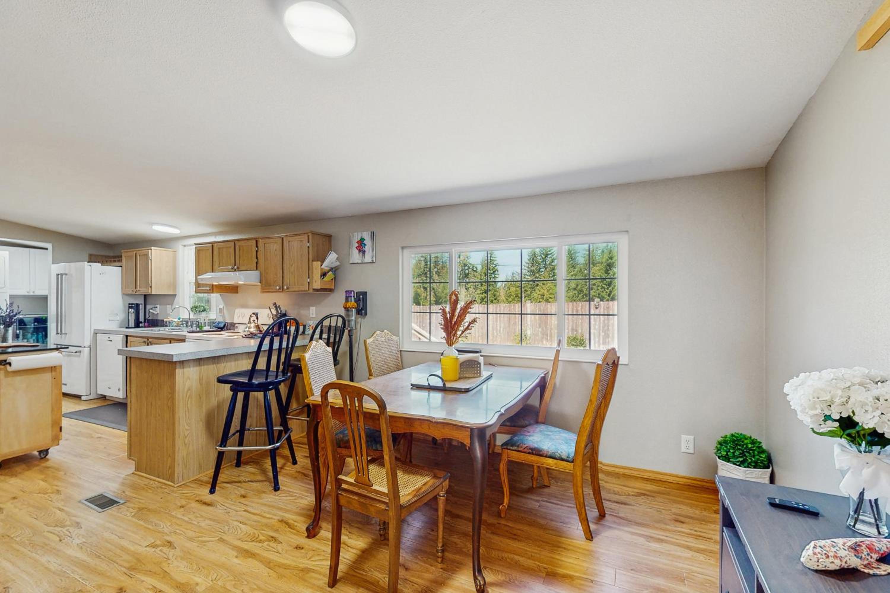 4 BR Home with BackYard and Steps from the Lake