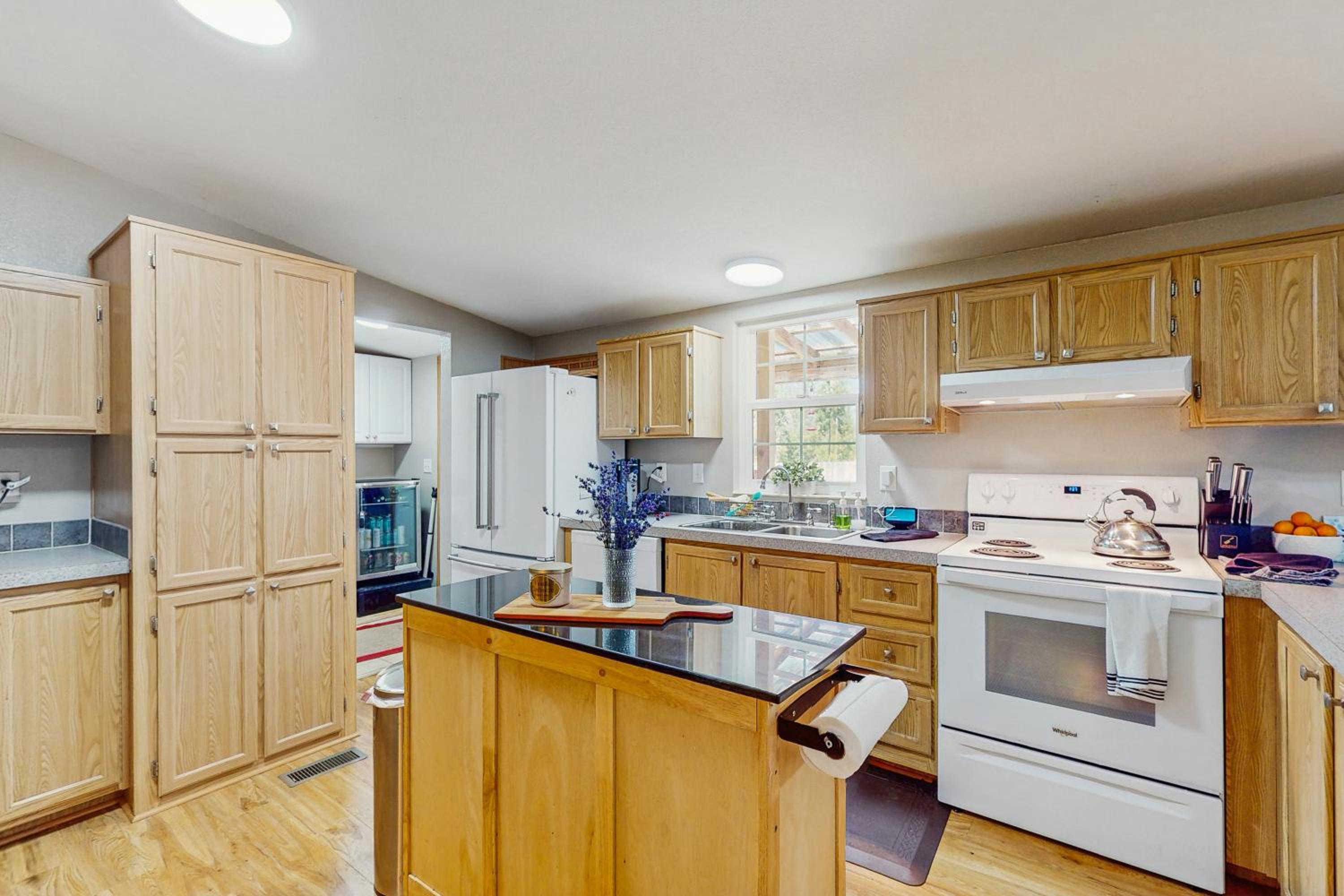 4 BR Home with BackYard and Steps from the Lake