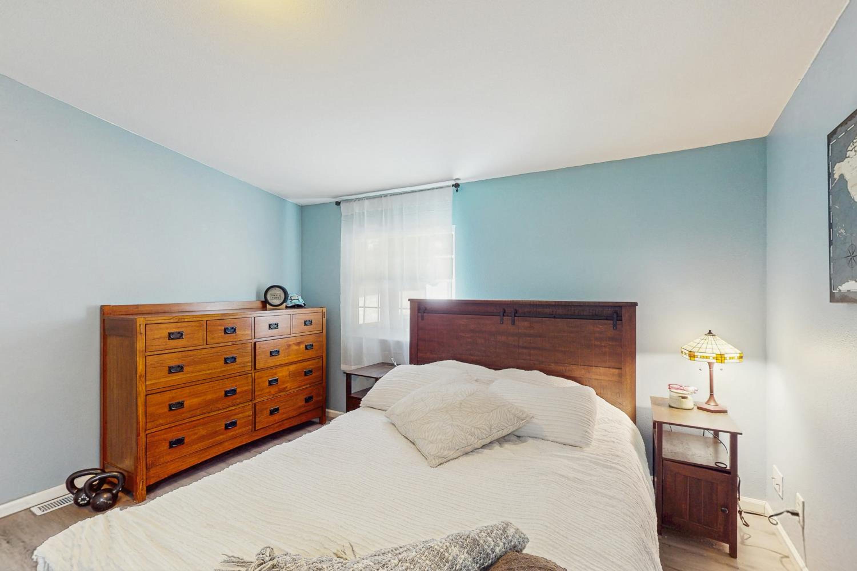 4 BR Home with BackYard and Steps from the Lake