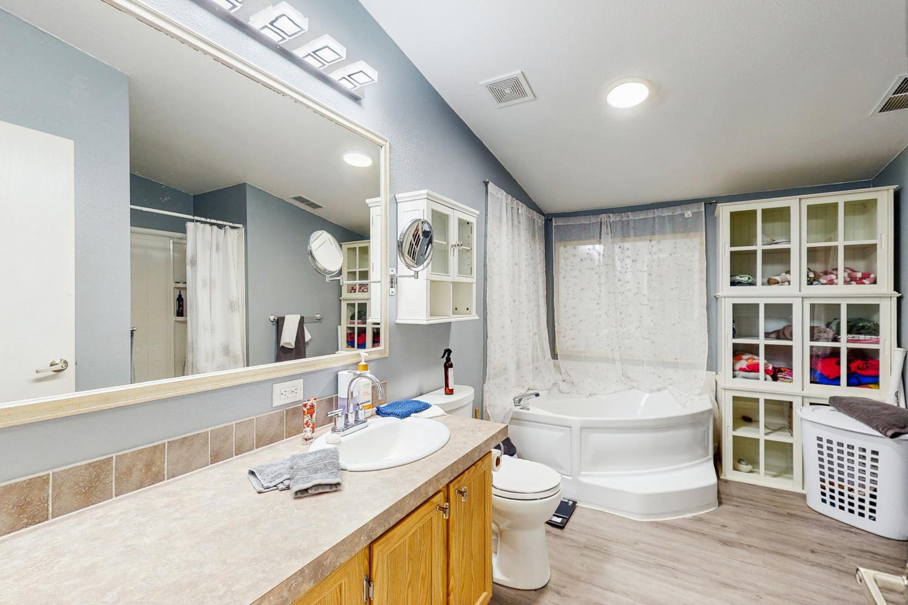 4 BR Home with BackYard and Steps from the Lake