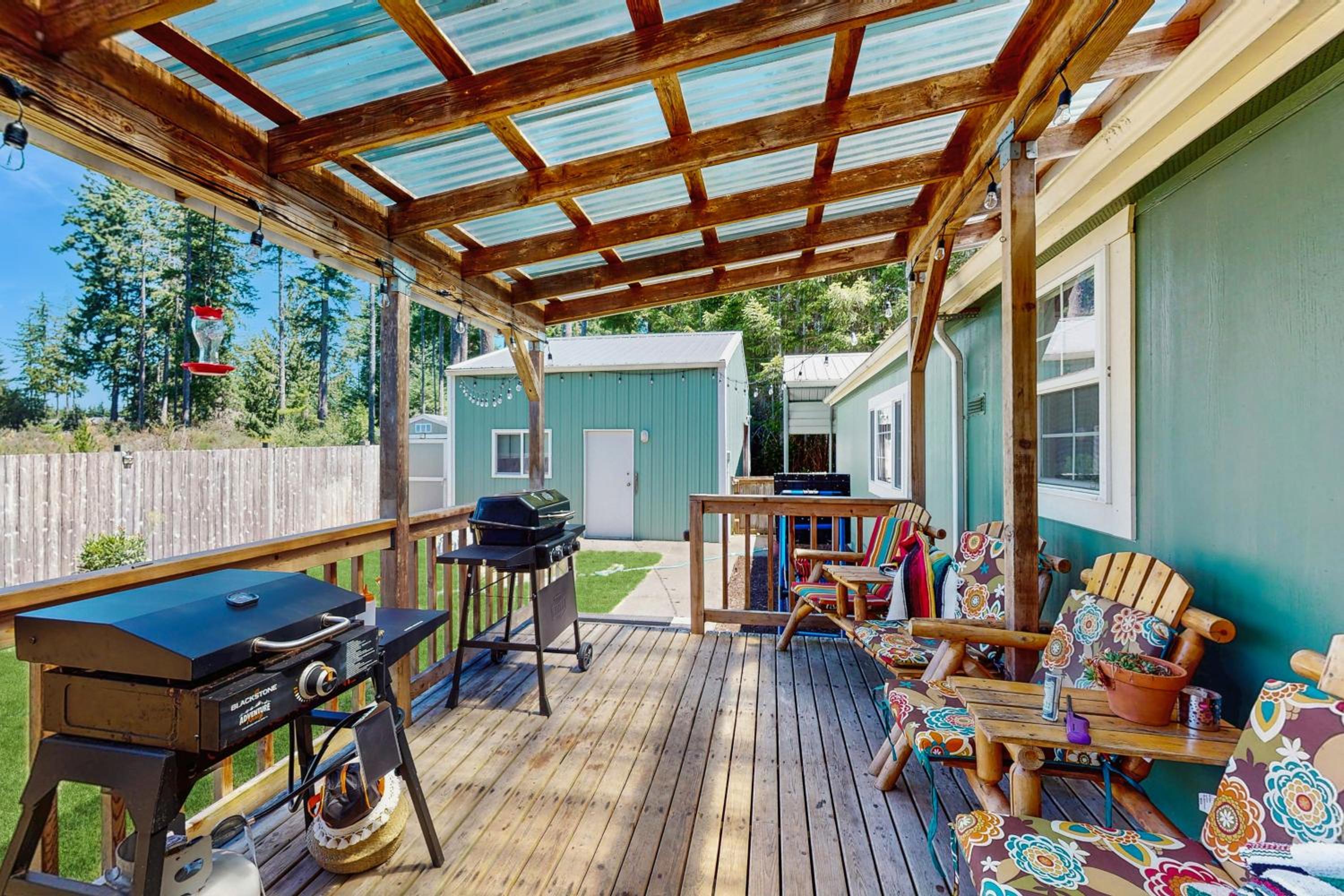 4 BR Home with BackYard and Steps from the Lake
