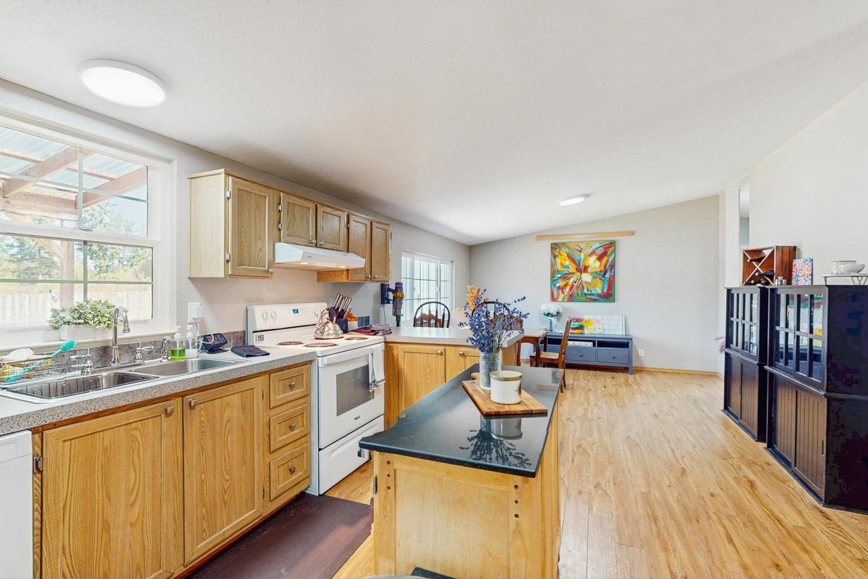 4 BR Home with BackYard and Steps from the Lake
