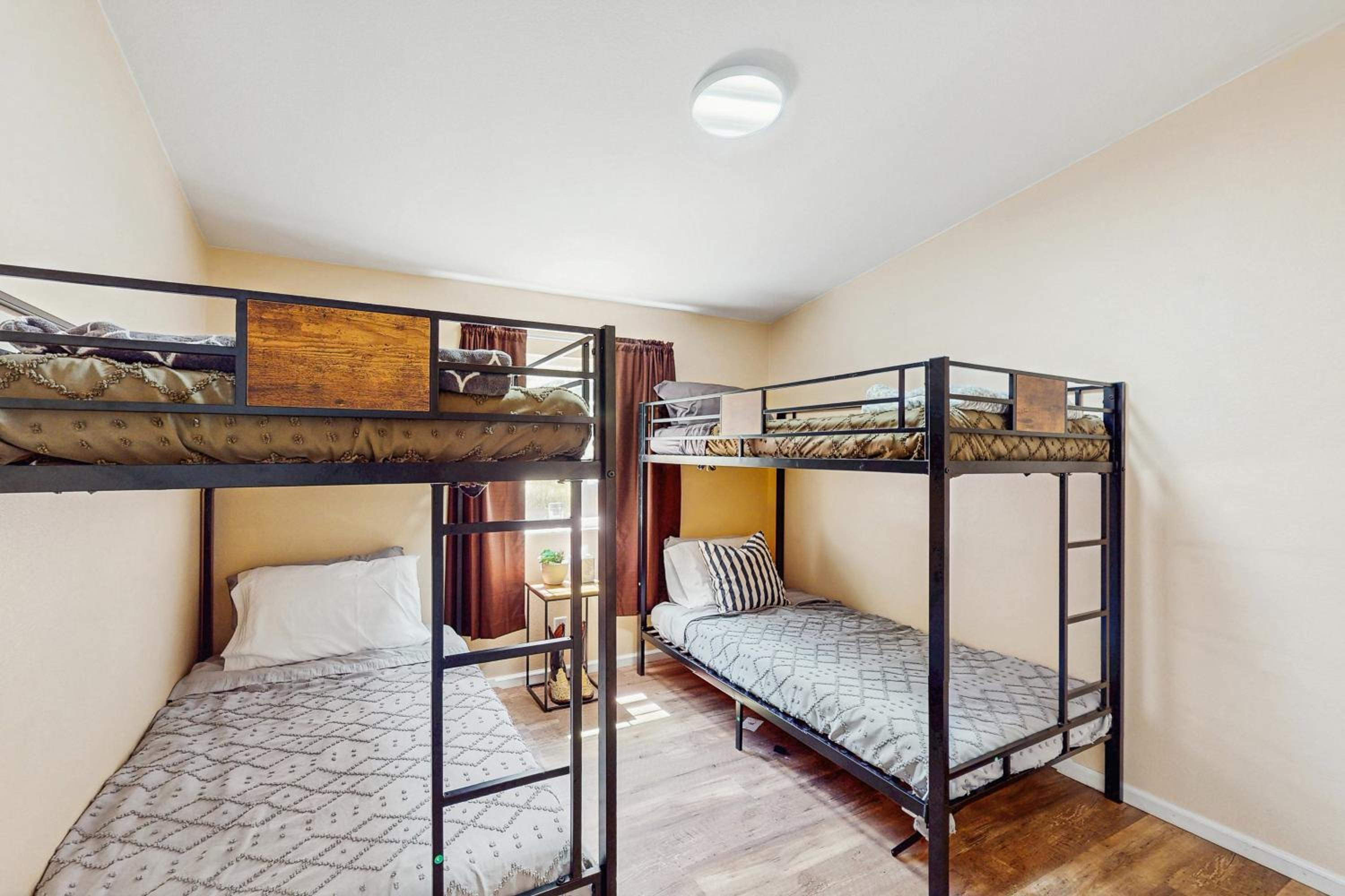 4 BR Home with BackYard and Steps from the Lake