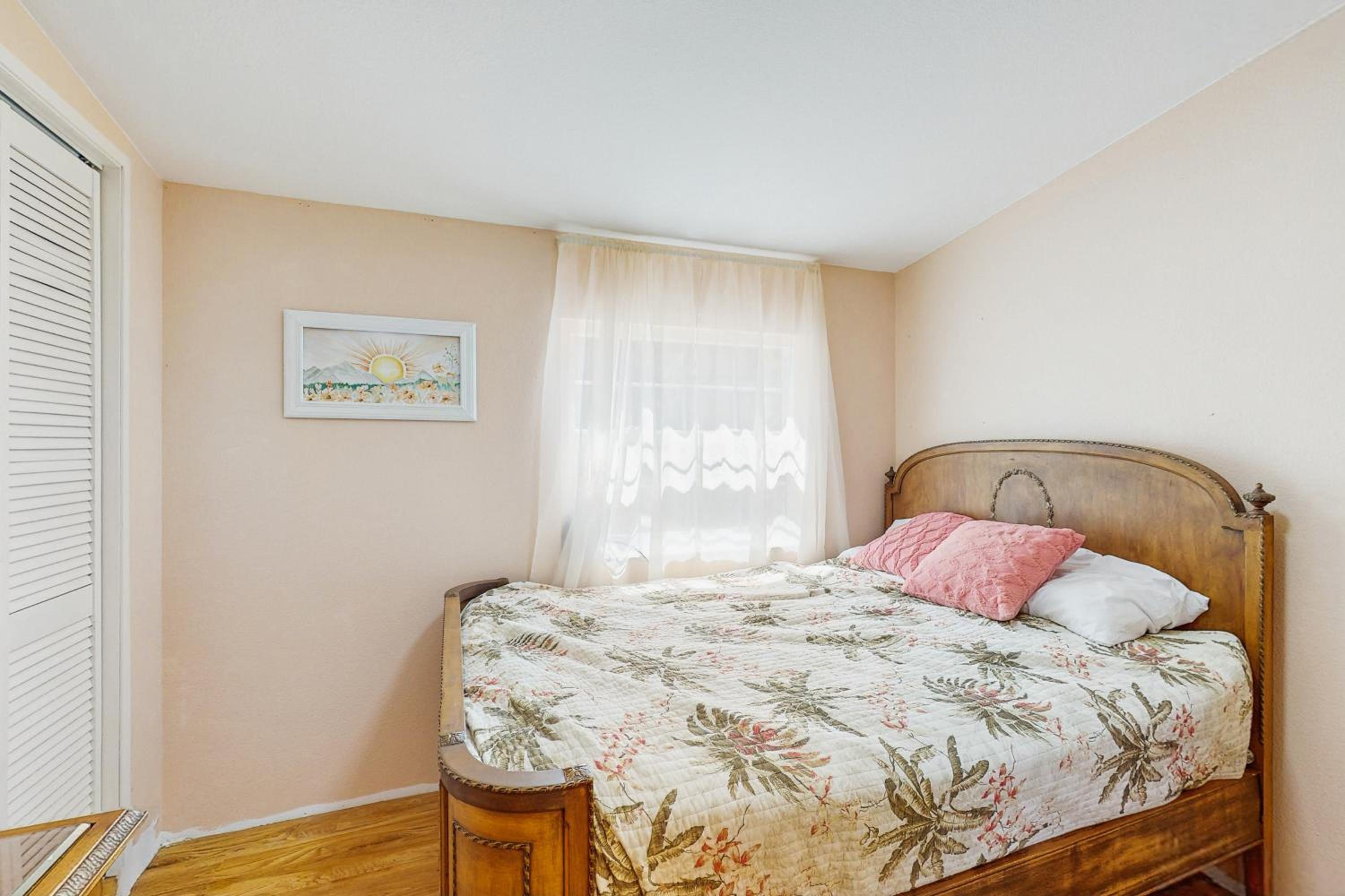 4 BR Home with BackYard and Steps from the Lake