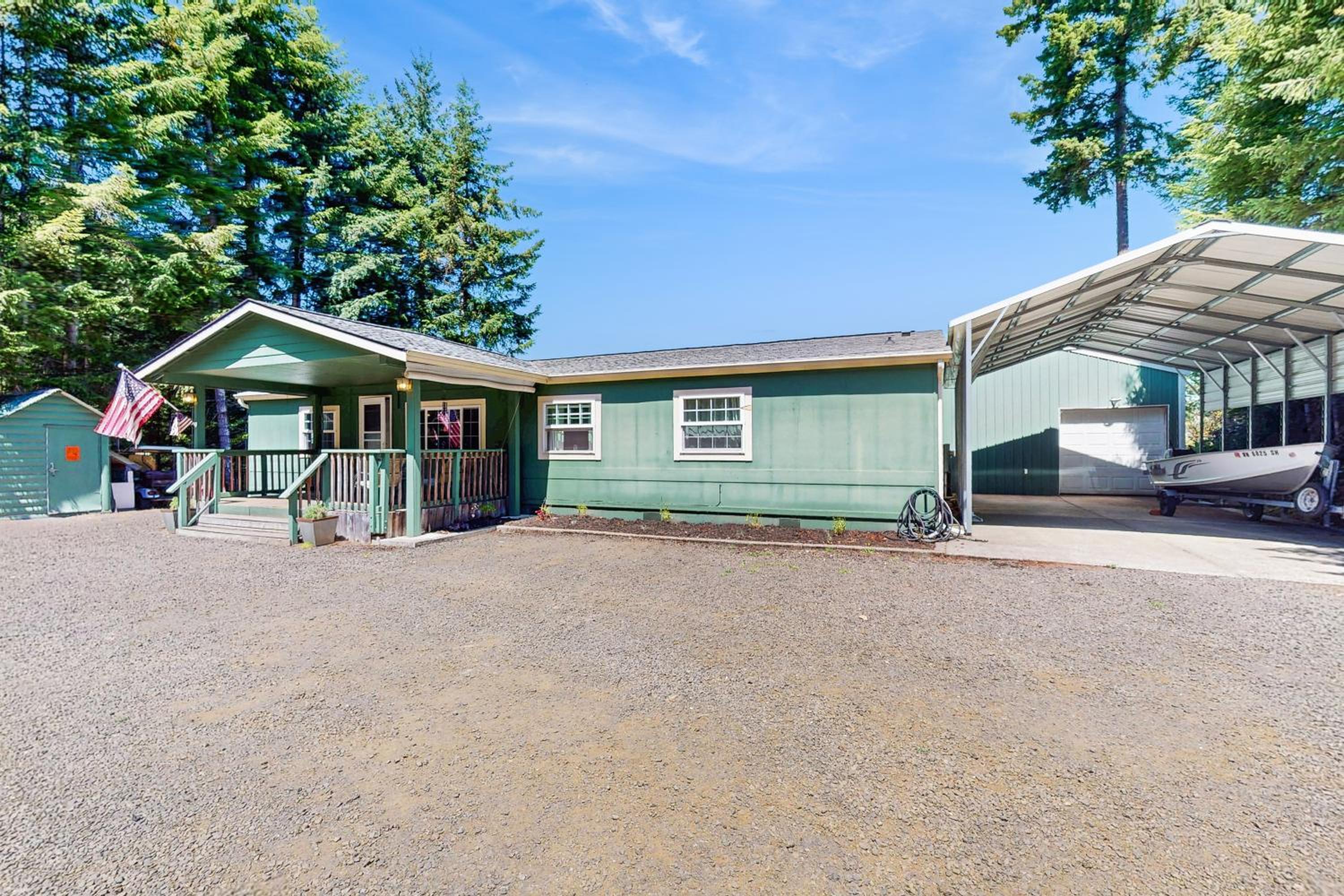 4 BR Home with BackYard and Steps from the Lake