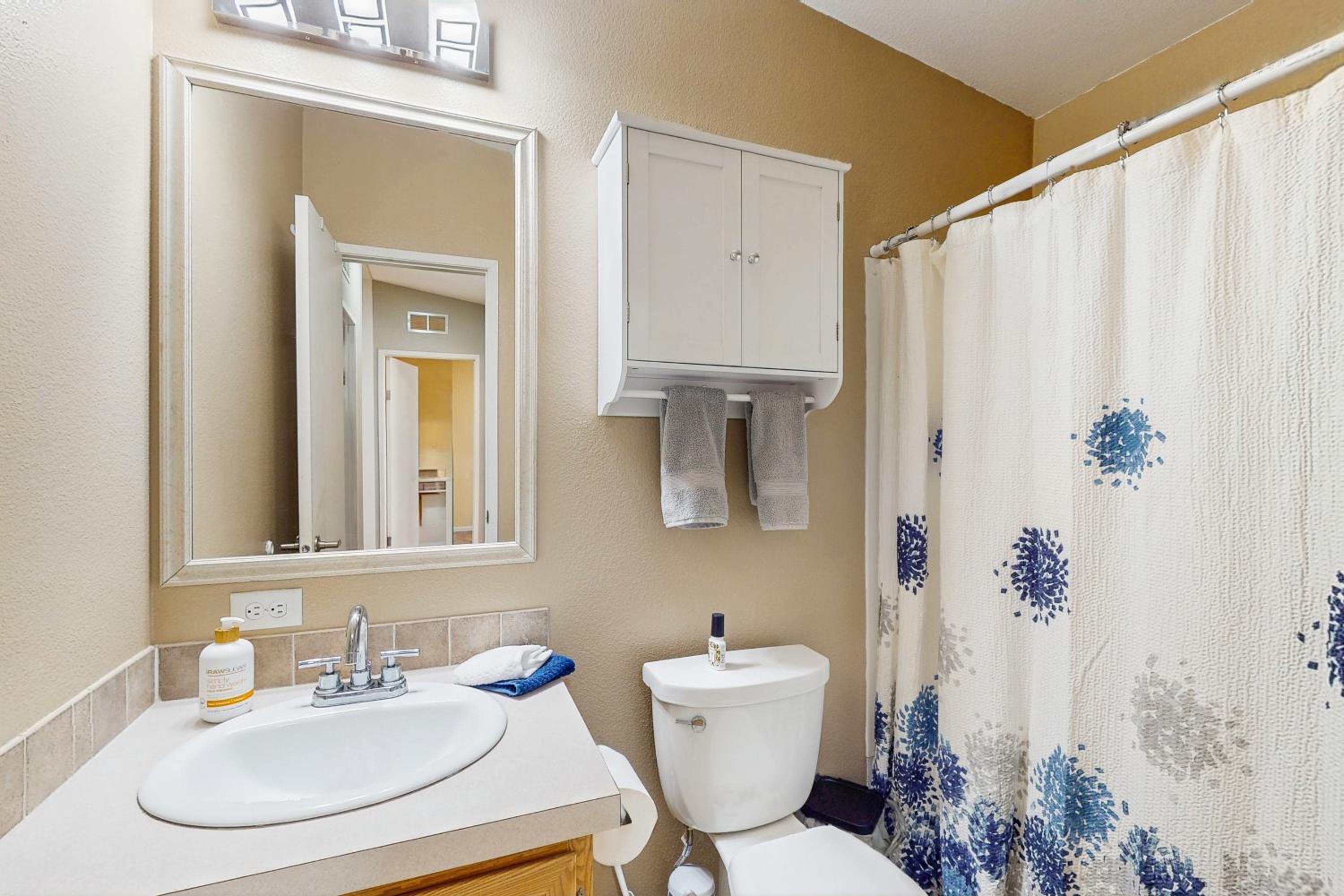 4 BR Home with BackYard and Steps from the Lake