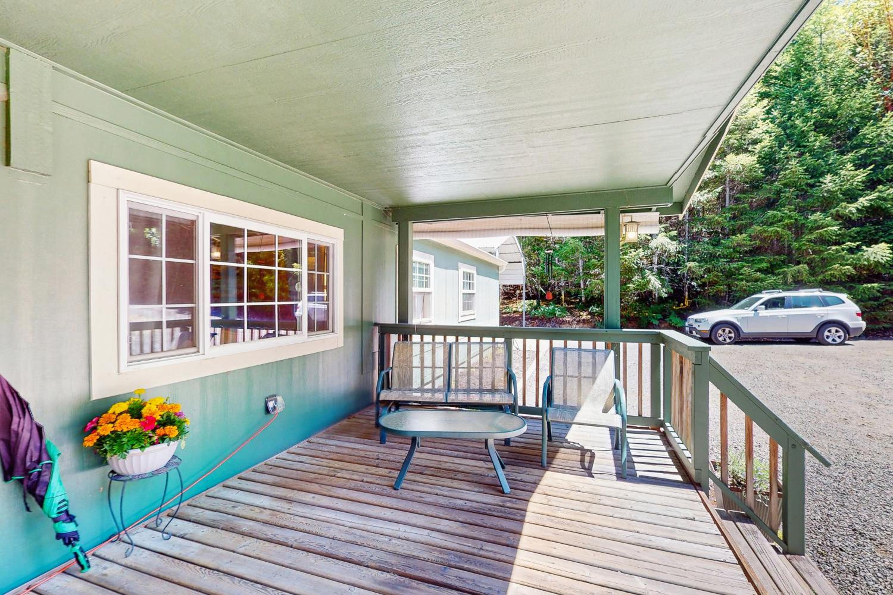 4 BR Home with BackYard and Steps from the Lake
