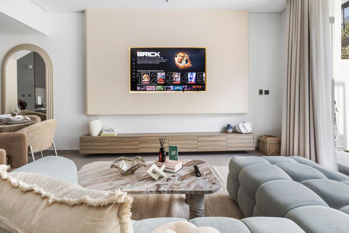 New 2.5 BR Villa With PS5 and Garden Near Dubai Mall
